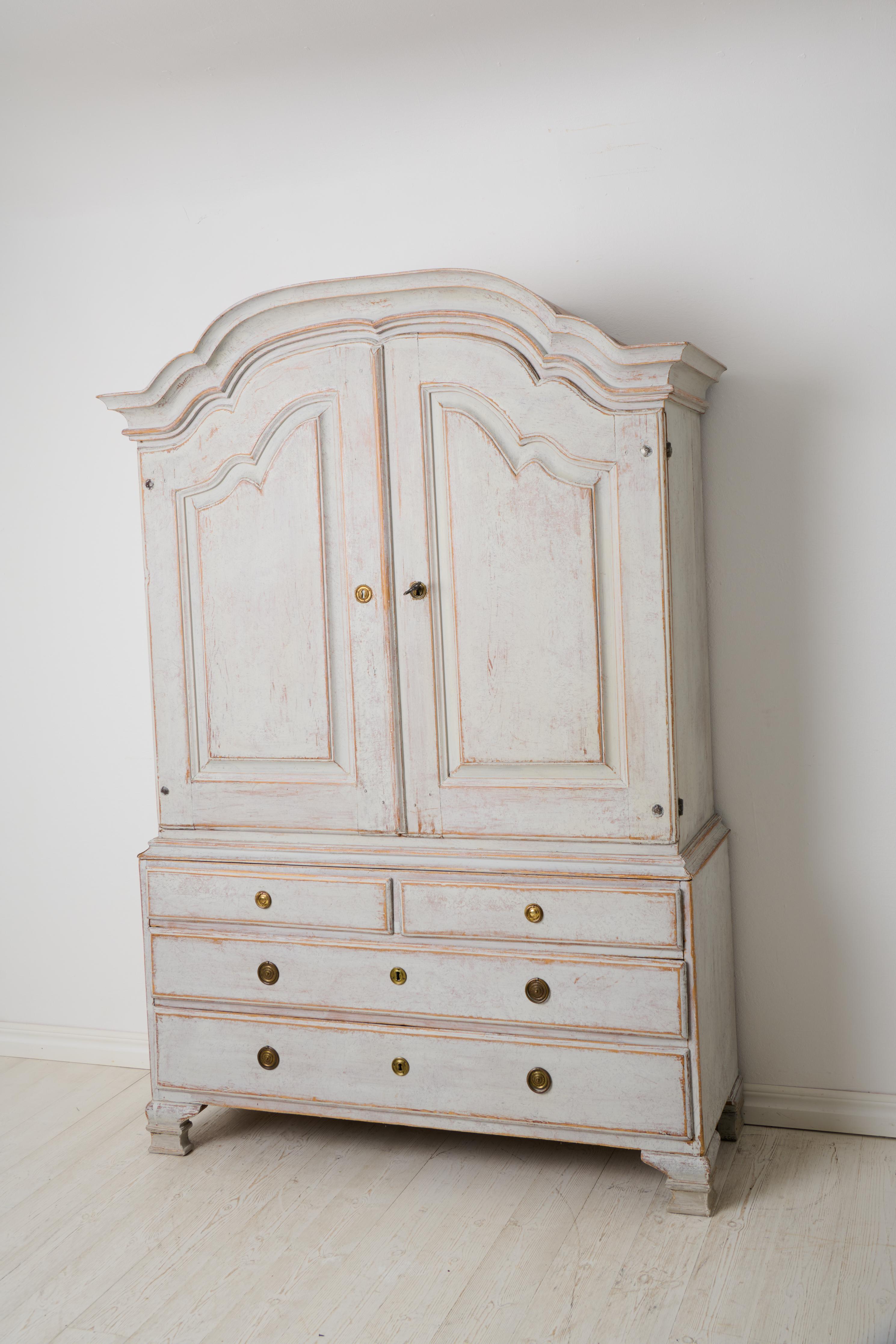 Autentico mobile rococò svedese della fine del 1700, realizzato a mano in pino massiccio In condizioni buone in vendita a Kramfors, SE