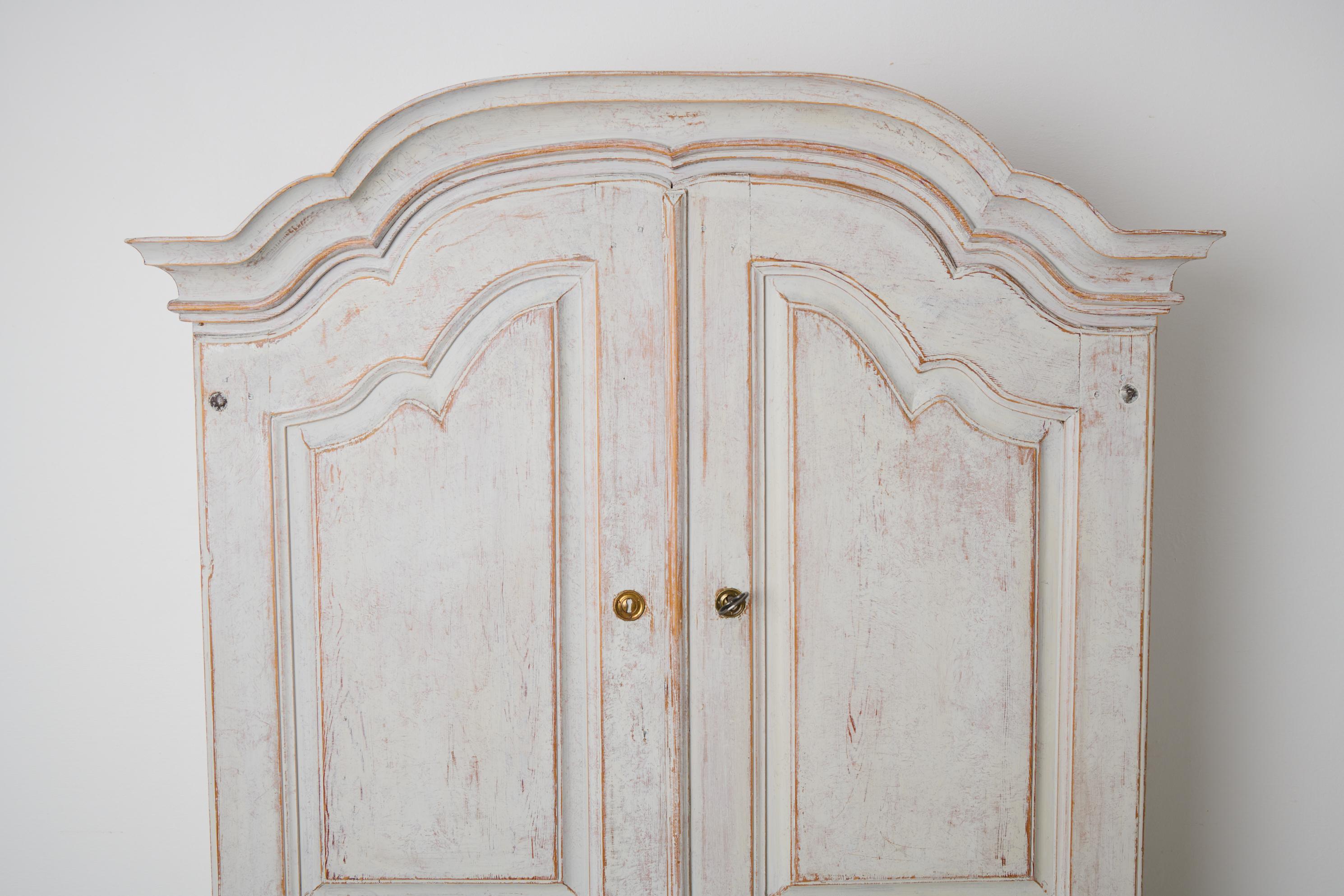 XVIII secolo Autentico mobile rococò svedese della fine del 1700, realizzato a mano in pino massiccio in vendita