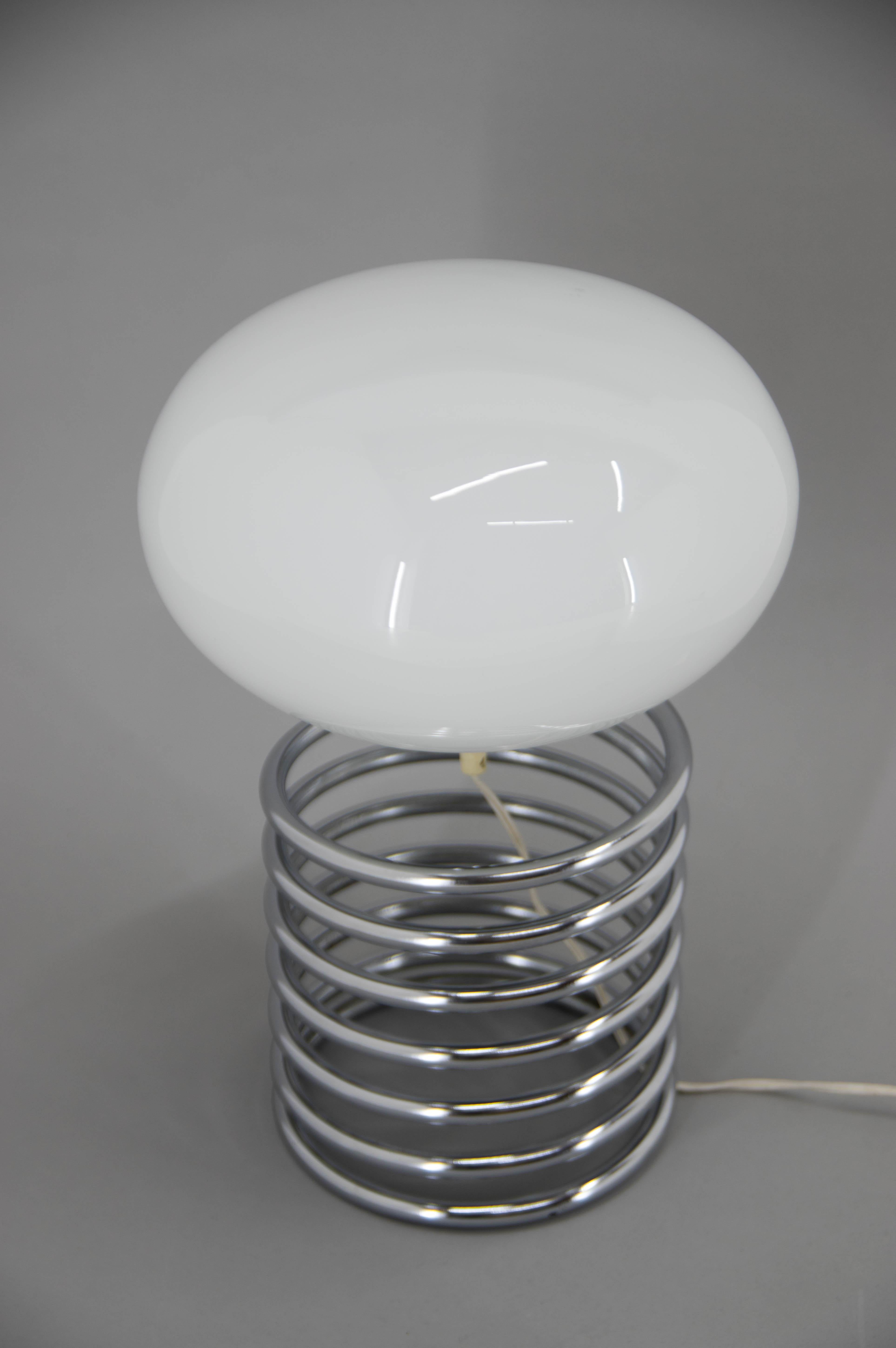 Original table spiral lamp designed by Ingo Maurer for Honsel in very good original condition.
Labeled
1x60W, E25-E27 bulb
US plug adapter included