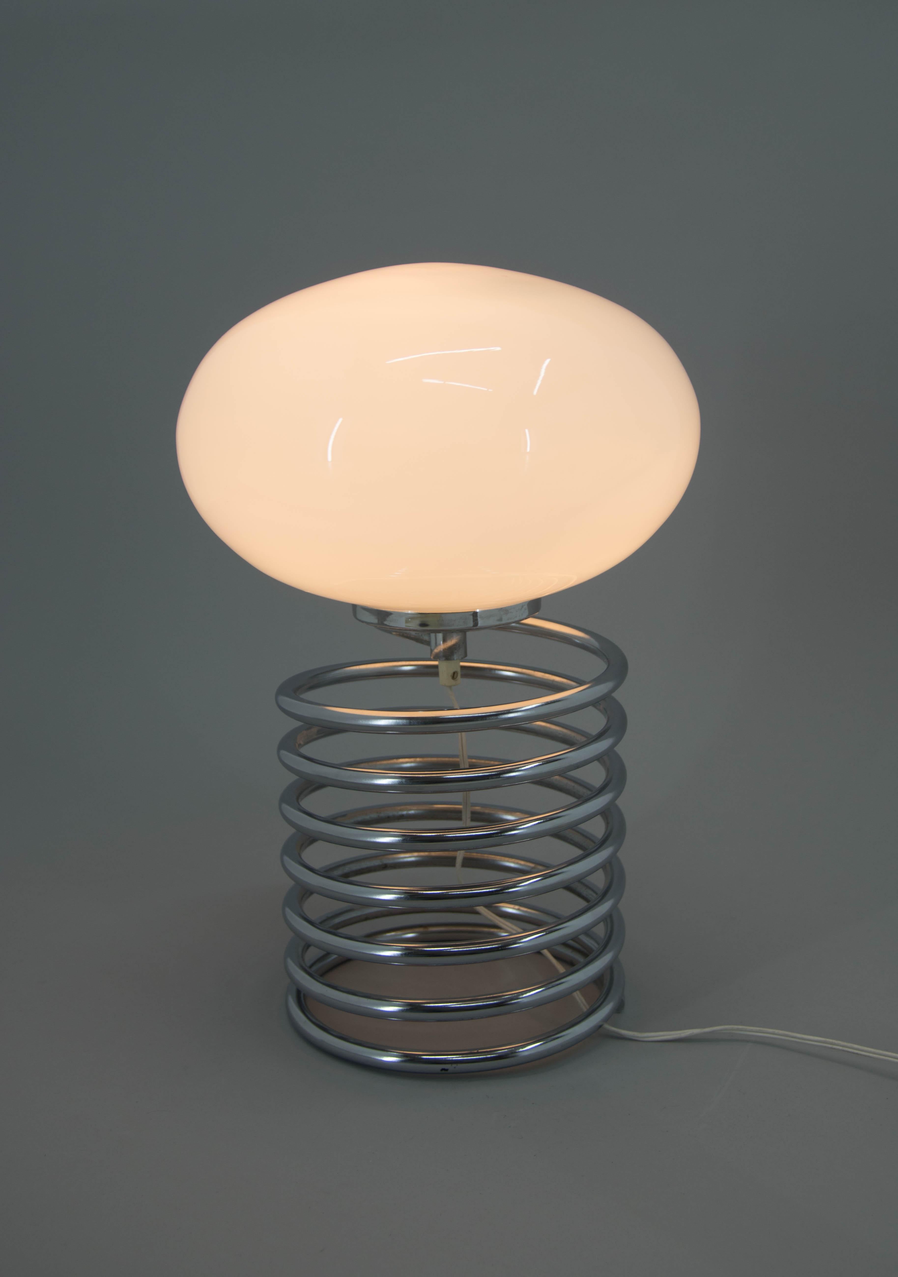 Verre opalin Lampe de table véritable d'Ingo Maurer pour Honsel, Allemagne, années 1968, étiquetée en vente