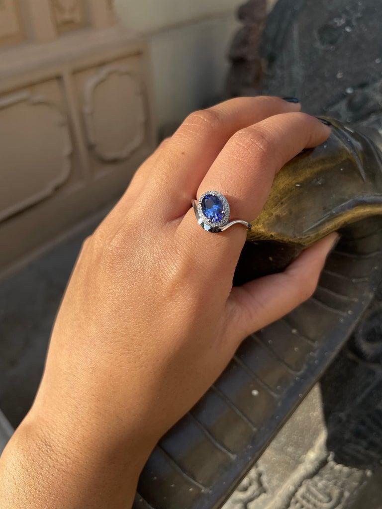 En vente :  Bague de fiançailles en or blanc massif 18 carats avec tanzanite véritable et diamants 2