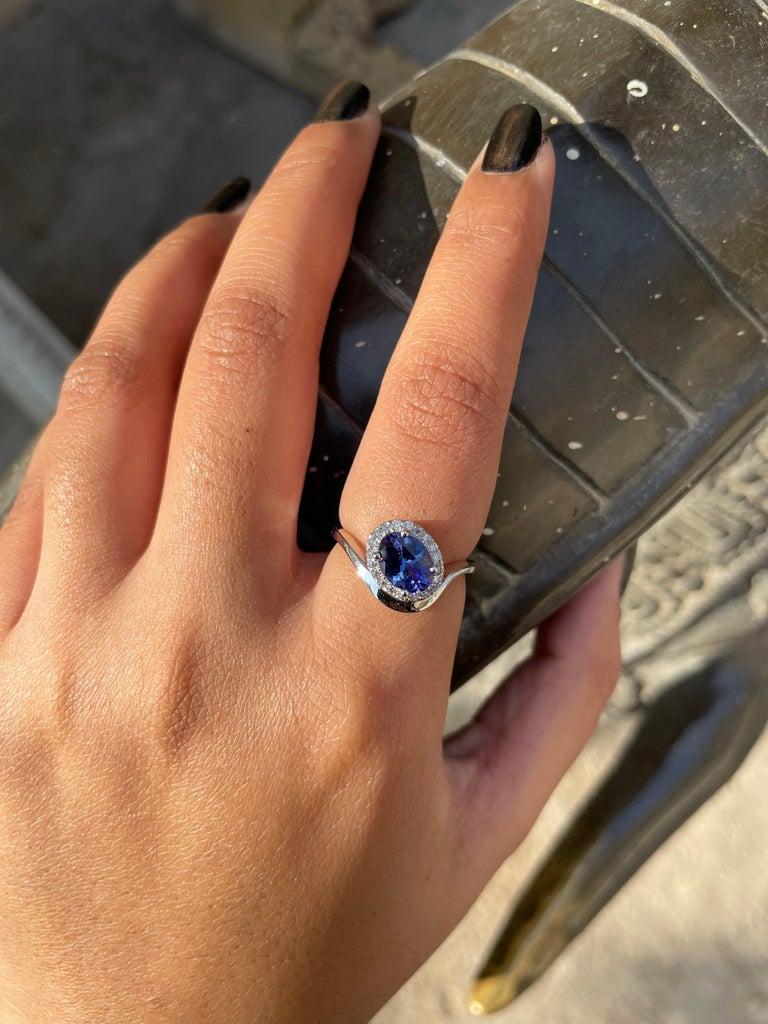 En vente :  Bague de fiançailles en or blanc massif 18 carats avec tanzanite véritable et diamants 4
