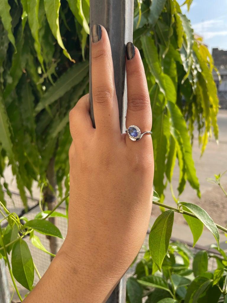 En vente :  Bague de fiançailles en or blanc massif 18 carats avec tanzanite véritable et diamants 8