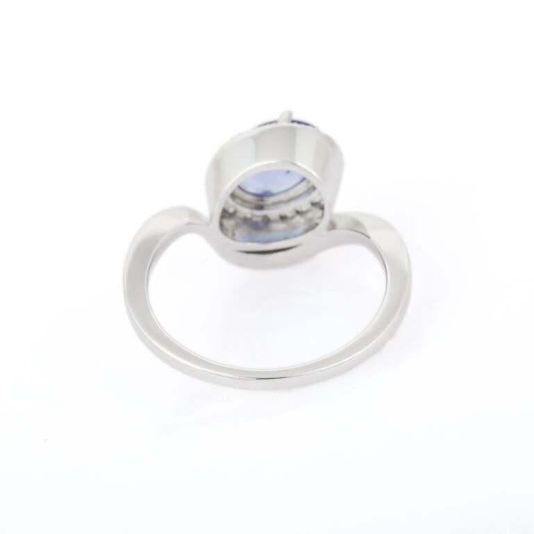 En vente :  Bague de fiançailles en or blanc massif 18 carats avec tanzanite véritable et diamants 9