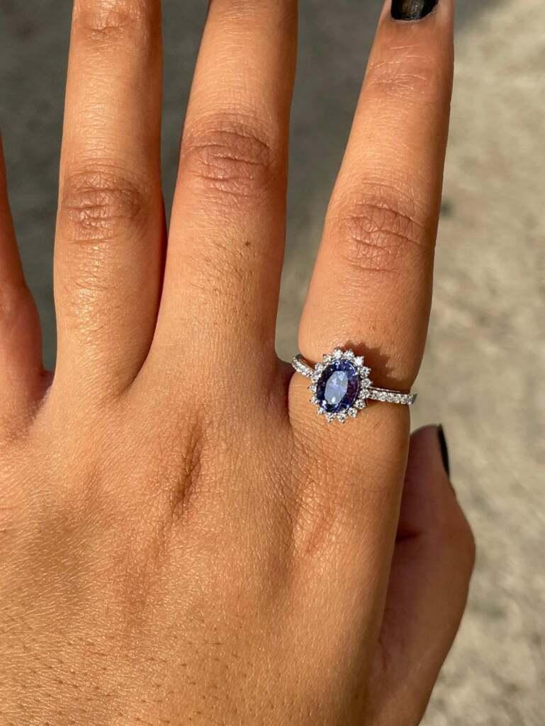 En venta: Anillo de compromiso de tanzanita auténtica con halo de diamantes en oro blanco macizo de 18k  2