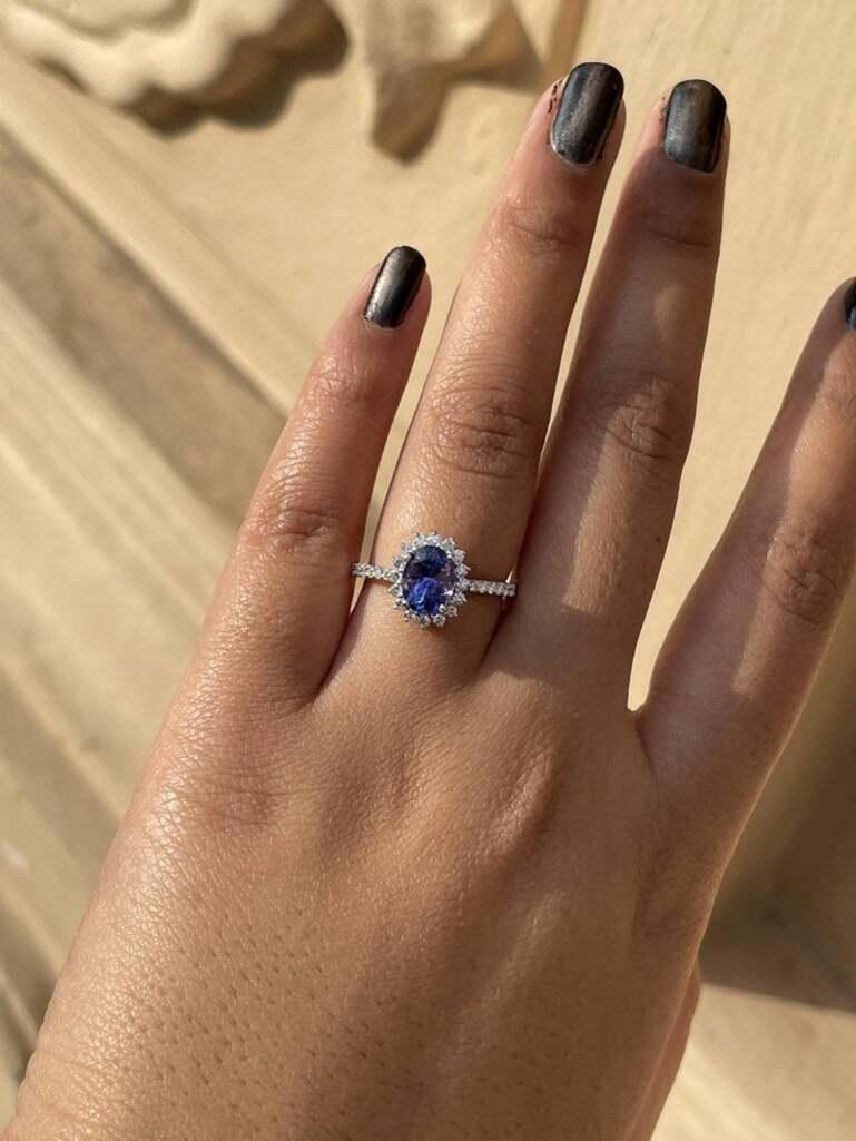 En venta: Anillo de compromiso de tanzanita auténtica con halo de diamantes en oro blanco macizo de 18k  4