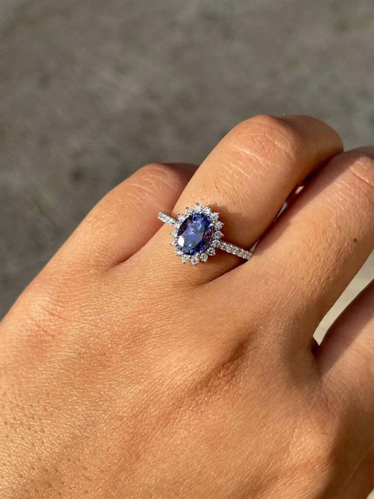 En venta: Anillo de compromiso de tanzanita auténtica con halo de diamantes en oro blanco macizo de 18k  6