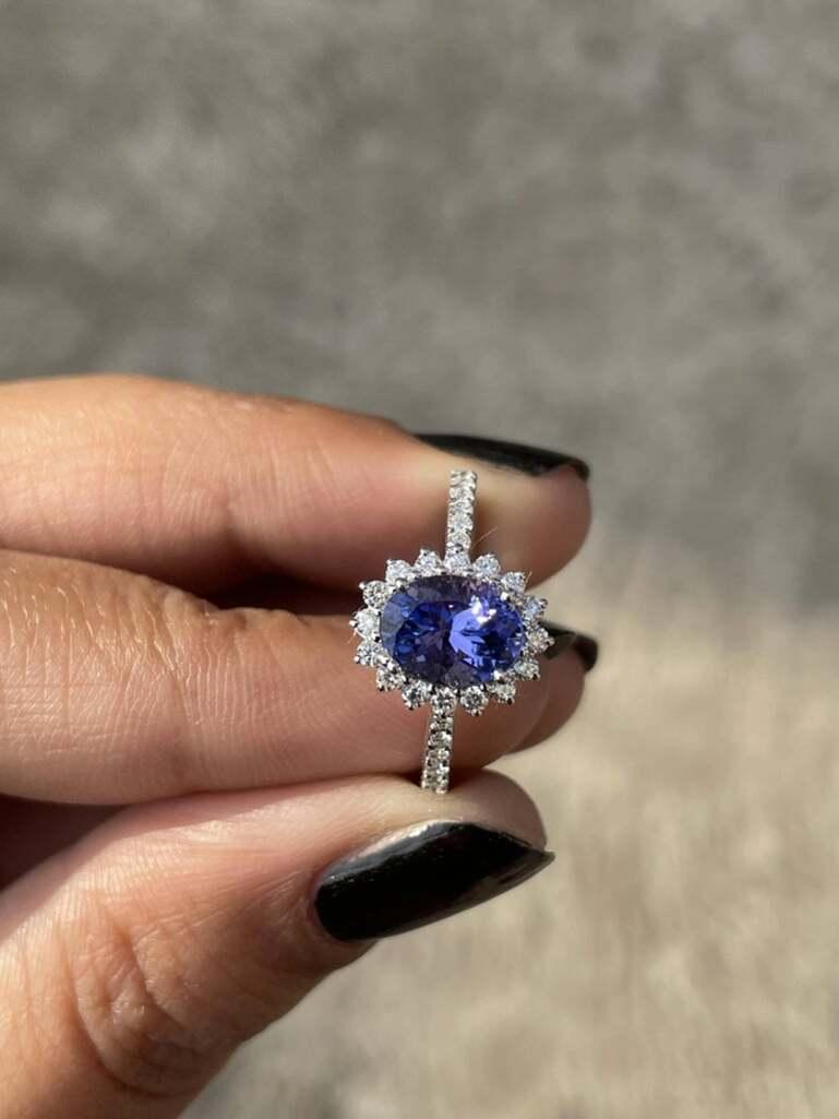 En venta: Anillo de compromiso de tanzanita auténtica con halo de diamantes en oro blanco macizo de 18k  8