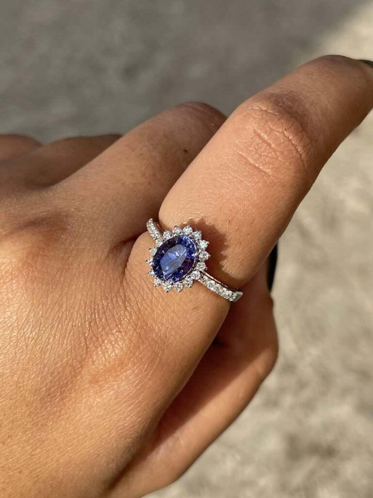En venta: Anillo de compromiso de tanzanita auténtica con halo de diamantes en oro blanco macizo de 18k  9