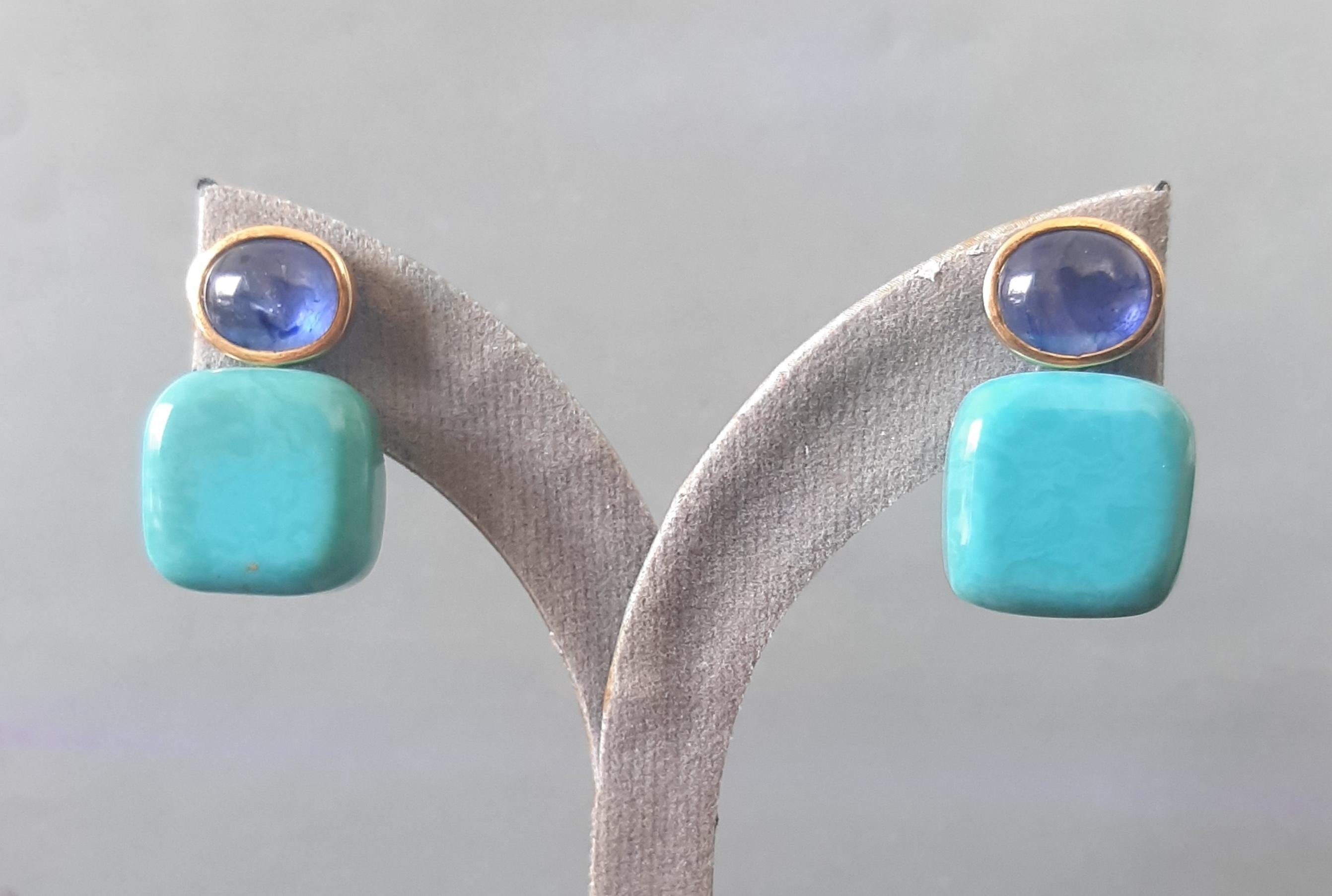 Artigiano Orecchini pendenti in oro massiccio 14k con zaffiro blu a forma di cuscino di turchese autentico in vendita