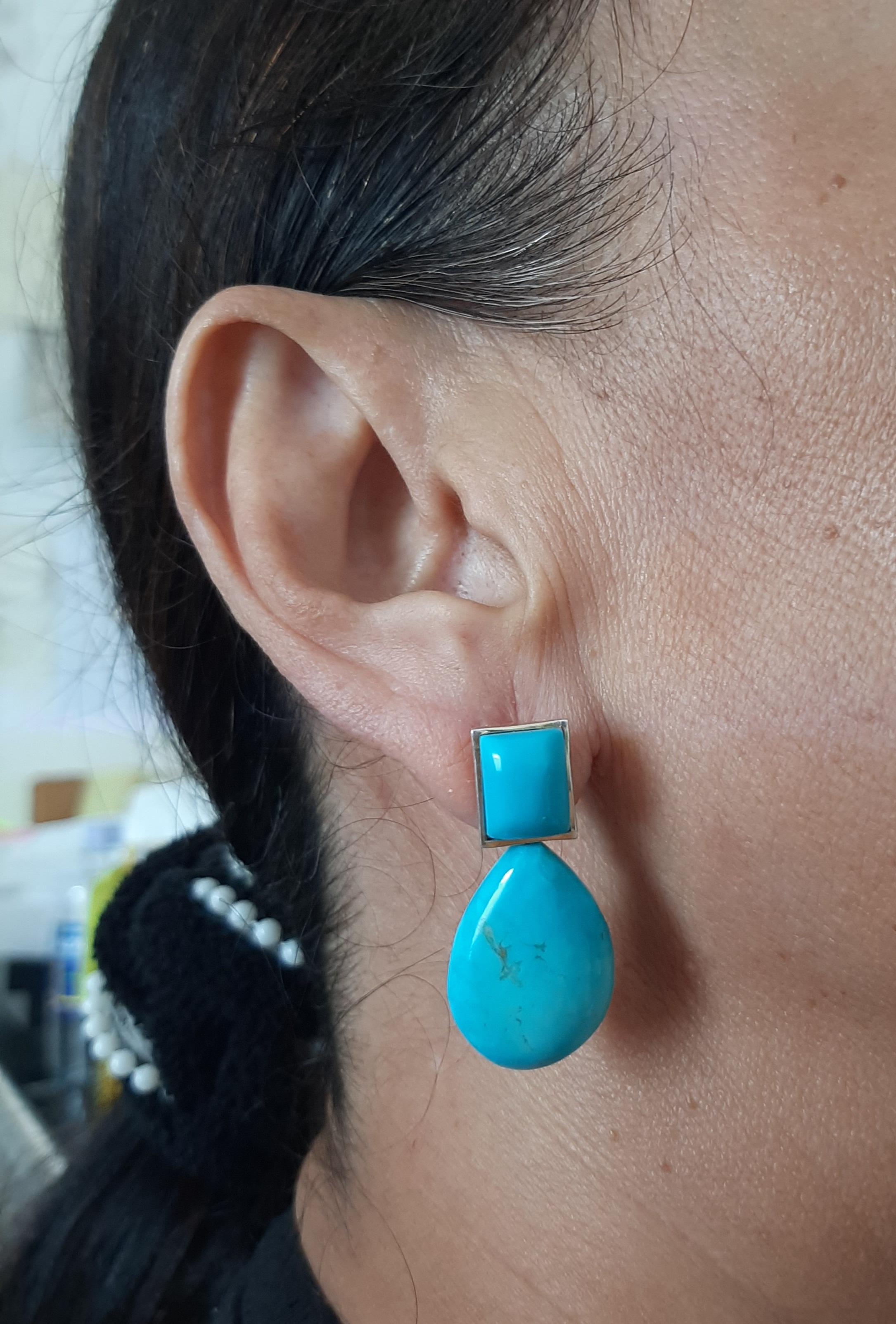 Simple y chic  pendientes con un par de Forma rectangular  Turquesa tamaño 8x 10 mm engastada en bisel de oro amarillo macizo de 14 kt  en la parte superior y 2 gotas lisas de Turquesa Genuina de 17x24 mm en la parte inferior.

En 1978, nuestro