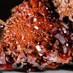 Cluster di cristalli di vanadinite autentici su matrice dal Marocco (390 grammi)