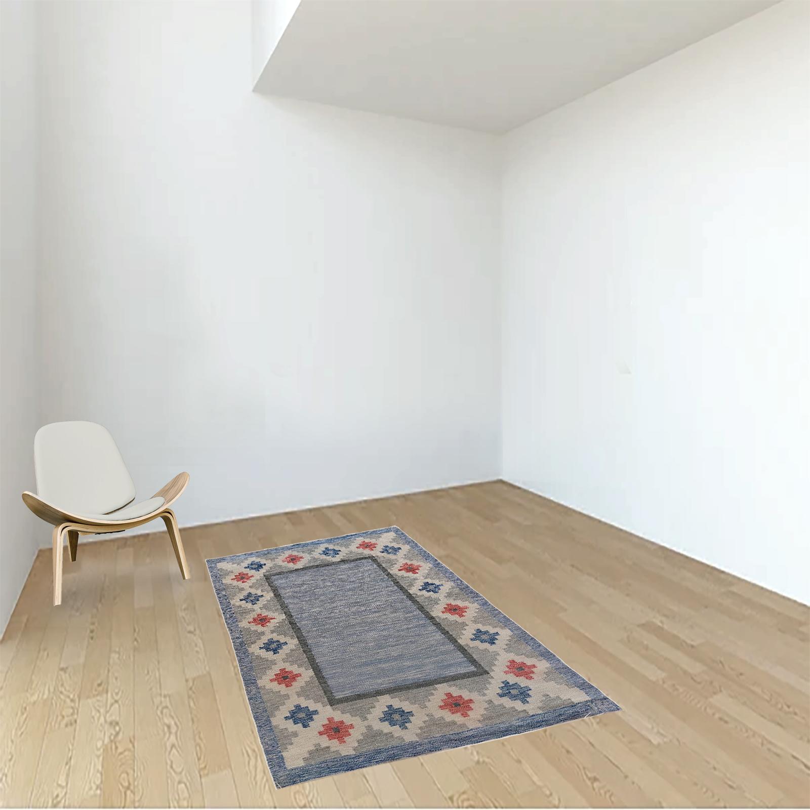Véritable tapis scandinave vintage Rug & Kilim. Tapis tissé à plat avec un champ de fil bleu marbré et une bordure de losanges étagés en terre cuite, bleu, ivoire et gris. Laine tissée à la main, Suède, milieu du XXe siècle. Initiales 