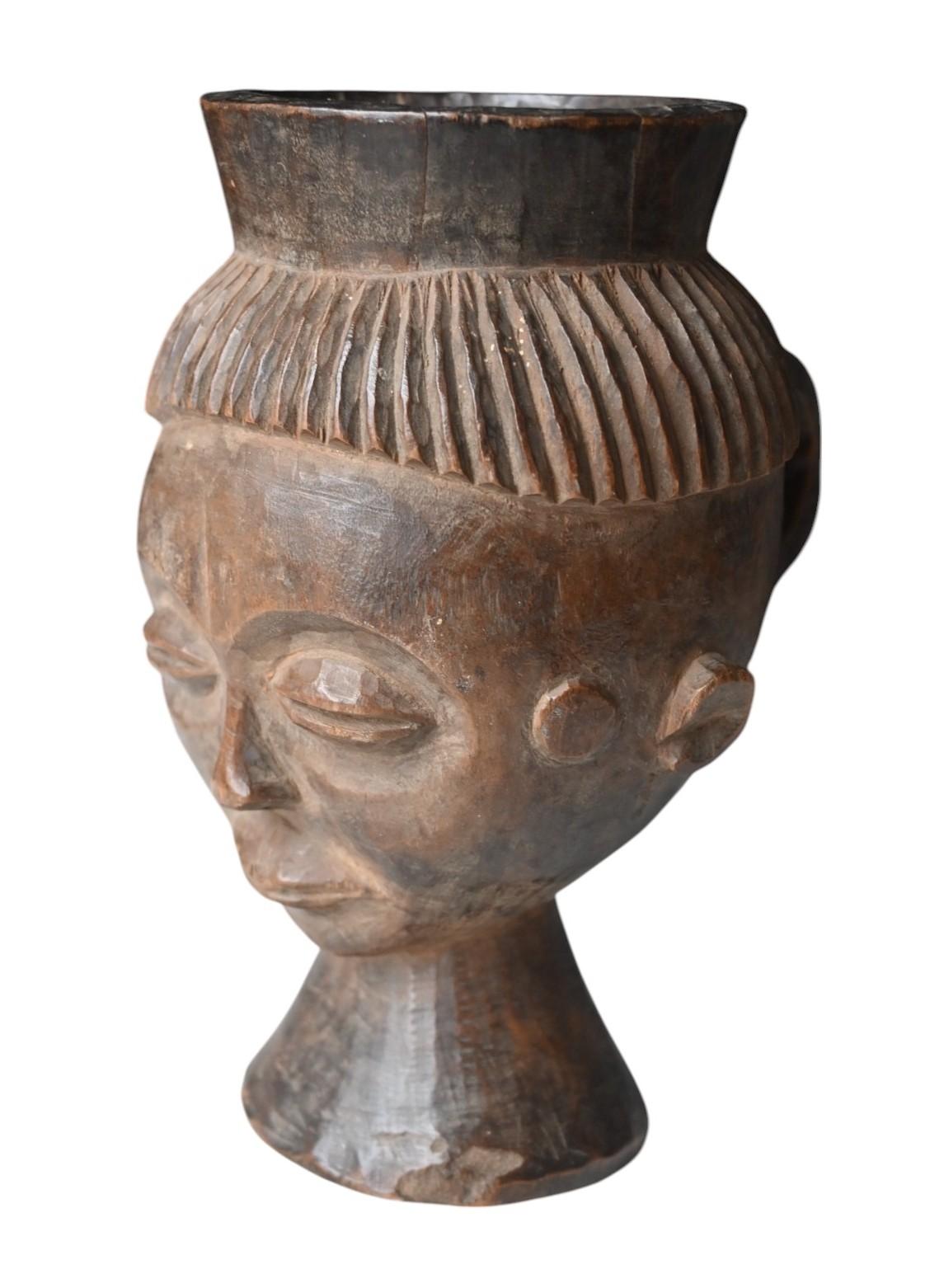 Tribale Autentica tazza in legno intagliato della tribù dei Pende, RD Congo, inizio 1900 in vendita