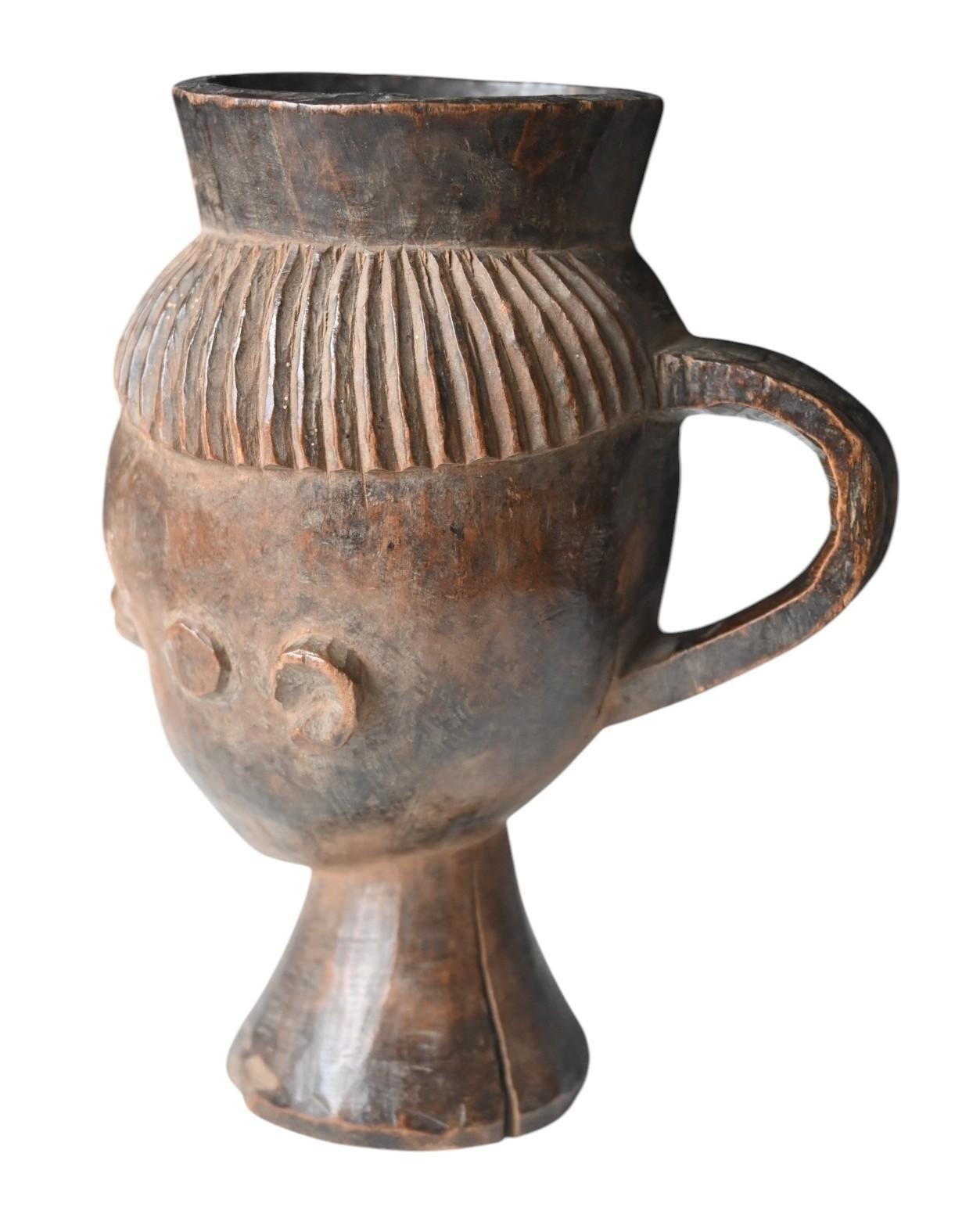 Intagliato a mano Autentica tazza in legno intagliato della tribù dei Pende, RD Congo, inizio 1900 in vendita