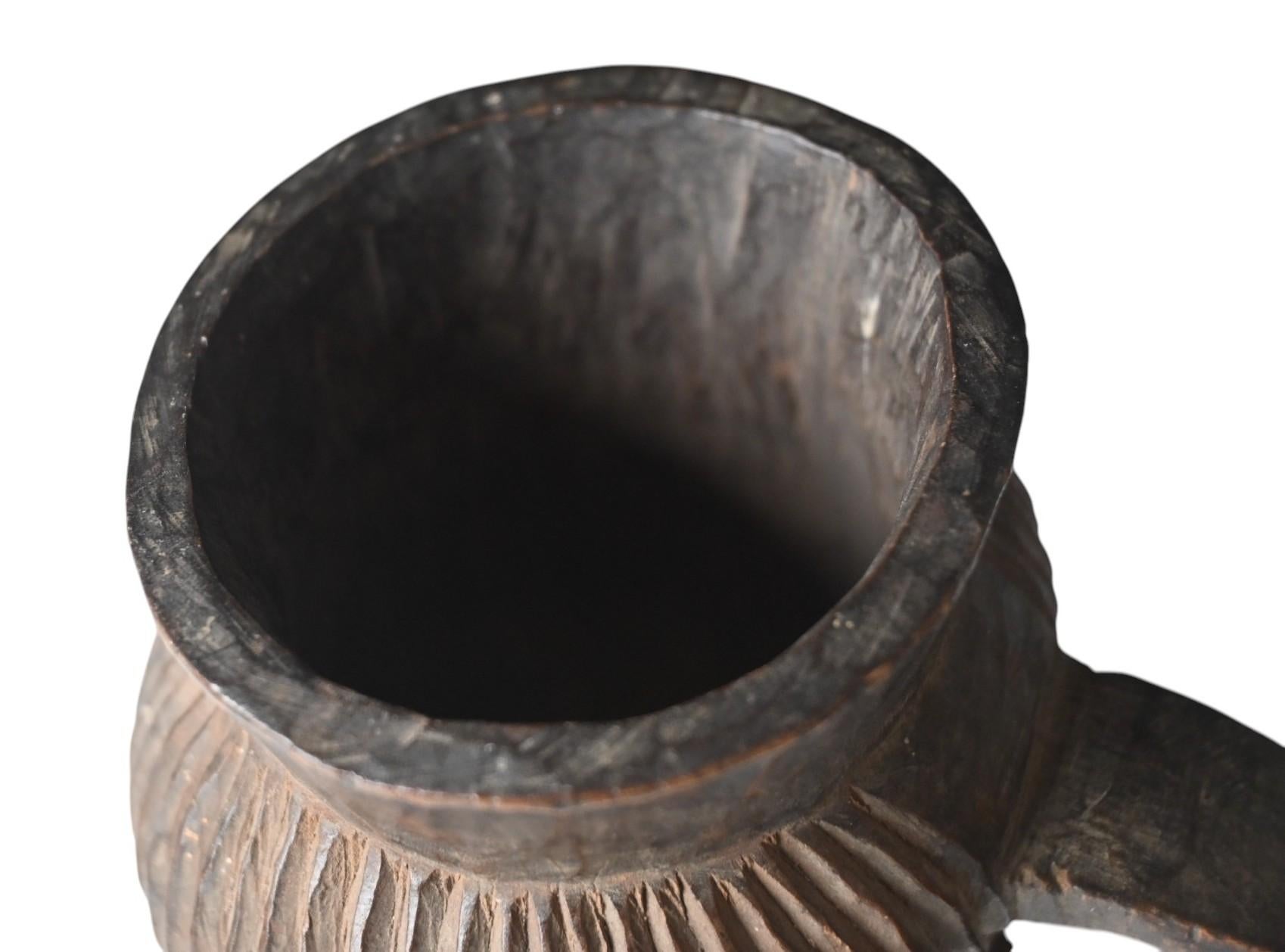 Autentica tazza in legno intagliato della tribù dei Pende, RD Congo, inizio 1900 In condizioni buone in vendita a Bilzen, BE