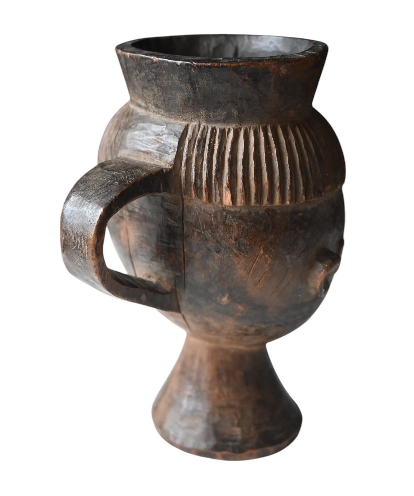 Inizio XX secolo Autentica tazza in legno intagliato della tribù dei Pende, RD Congo, inizio 1900 in vendita