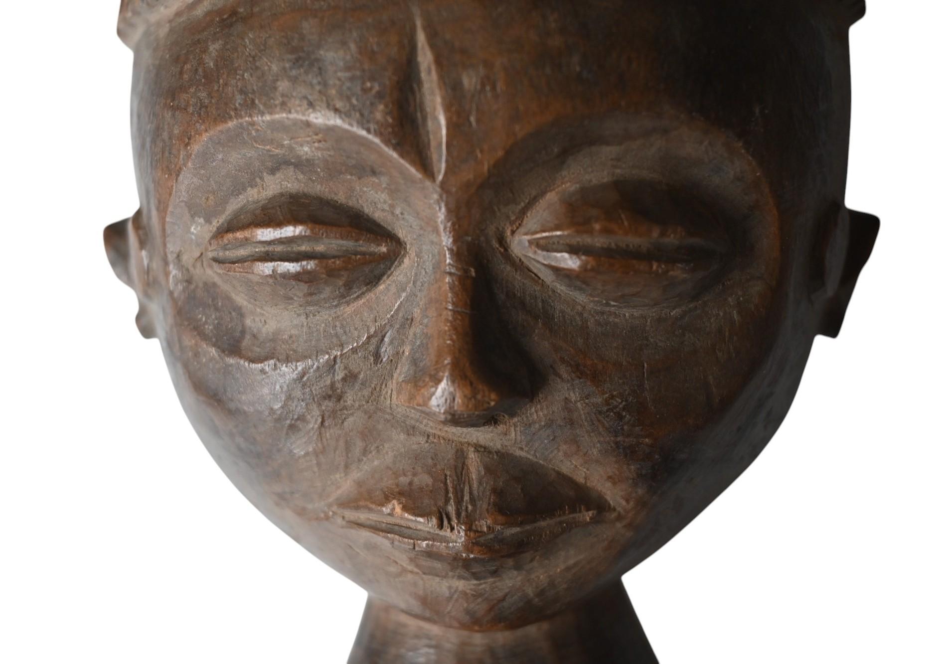 Autentica tazza in legno intagliato della tribù dei Pende, RD Congo, inizio 1900 in vendita 1
