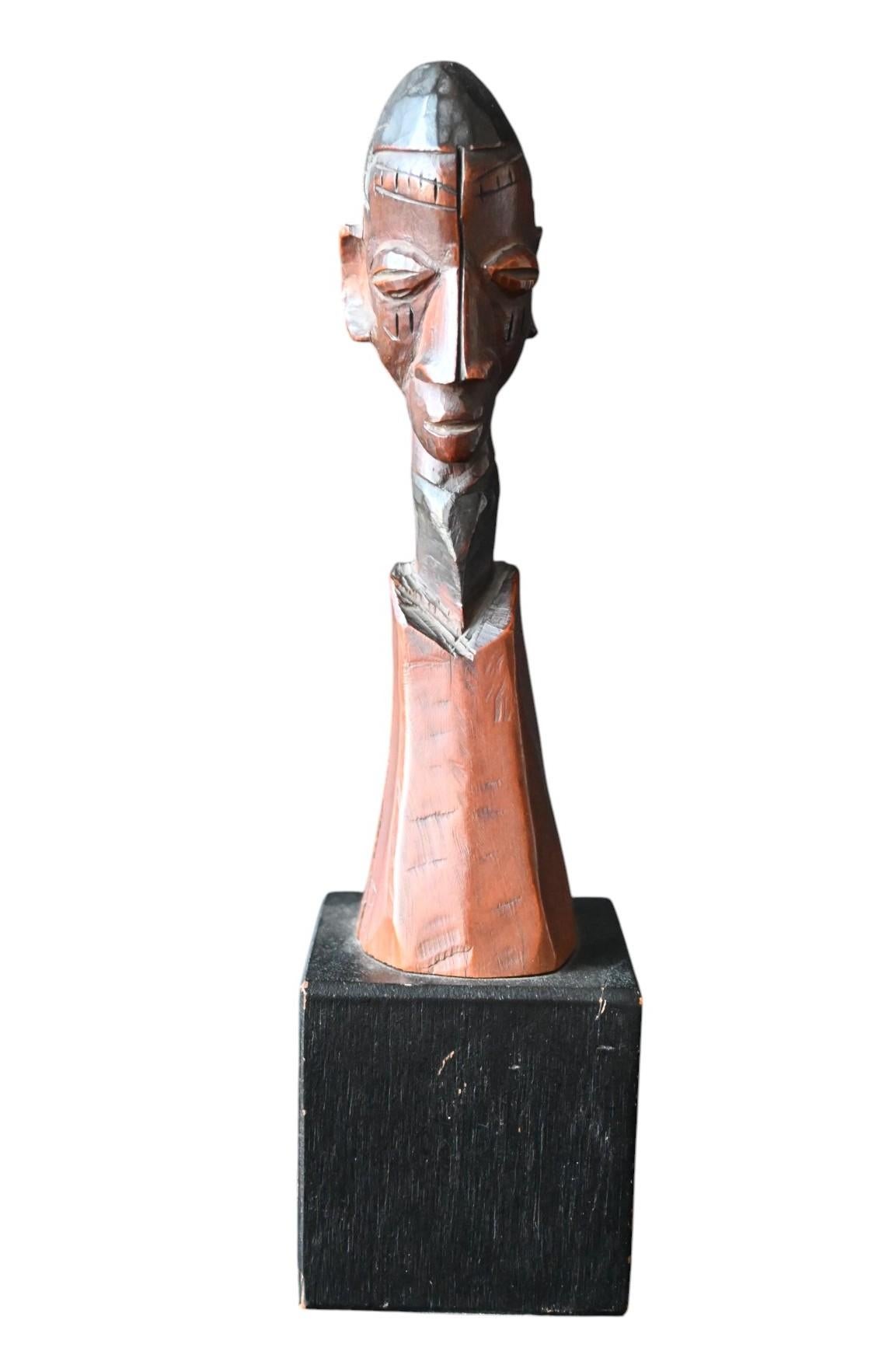 Genuine Statue / bust Of The Yaka Tribe - Dr Congo,
Early 20th century
Tribal aged patina
Mounted on a wooden base
Total height 22 cm, figure height 15.5 cm