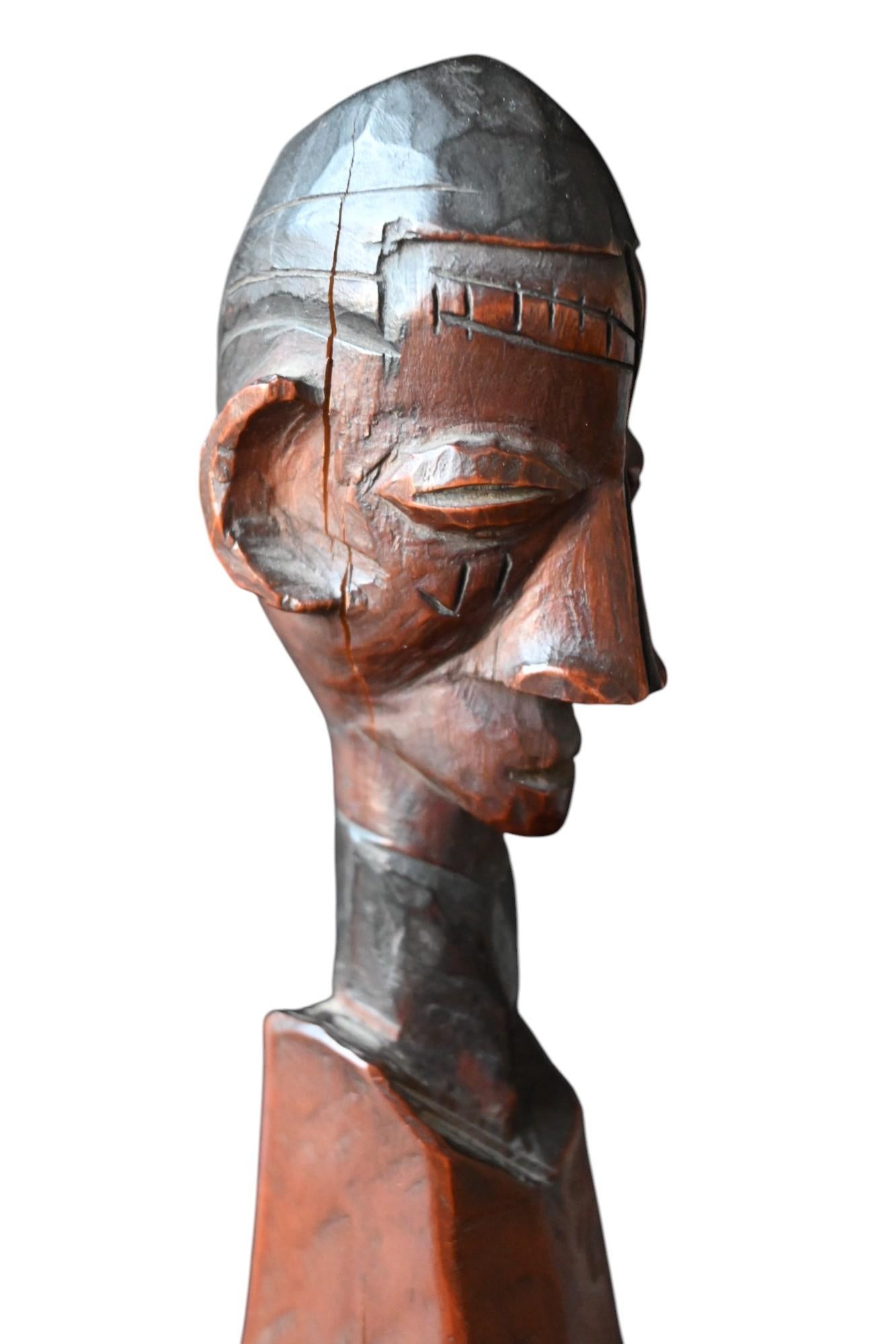 Genuine wooden carved Statue / Bust Of The Yaka Tribe, Dr Congo, 1900-1920 In Good Condition For Sale In Bilzen, BE