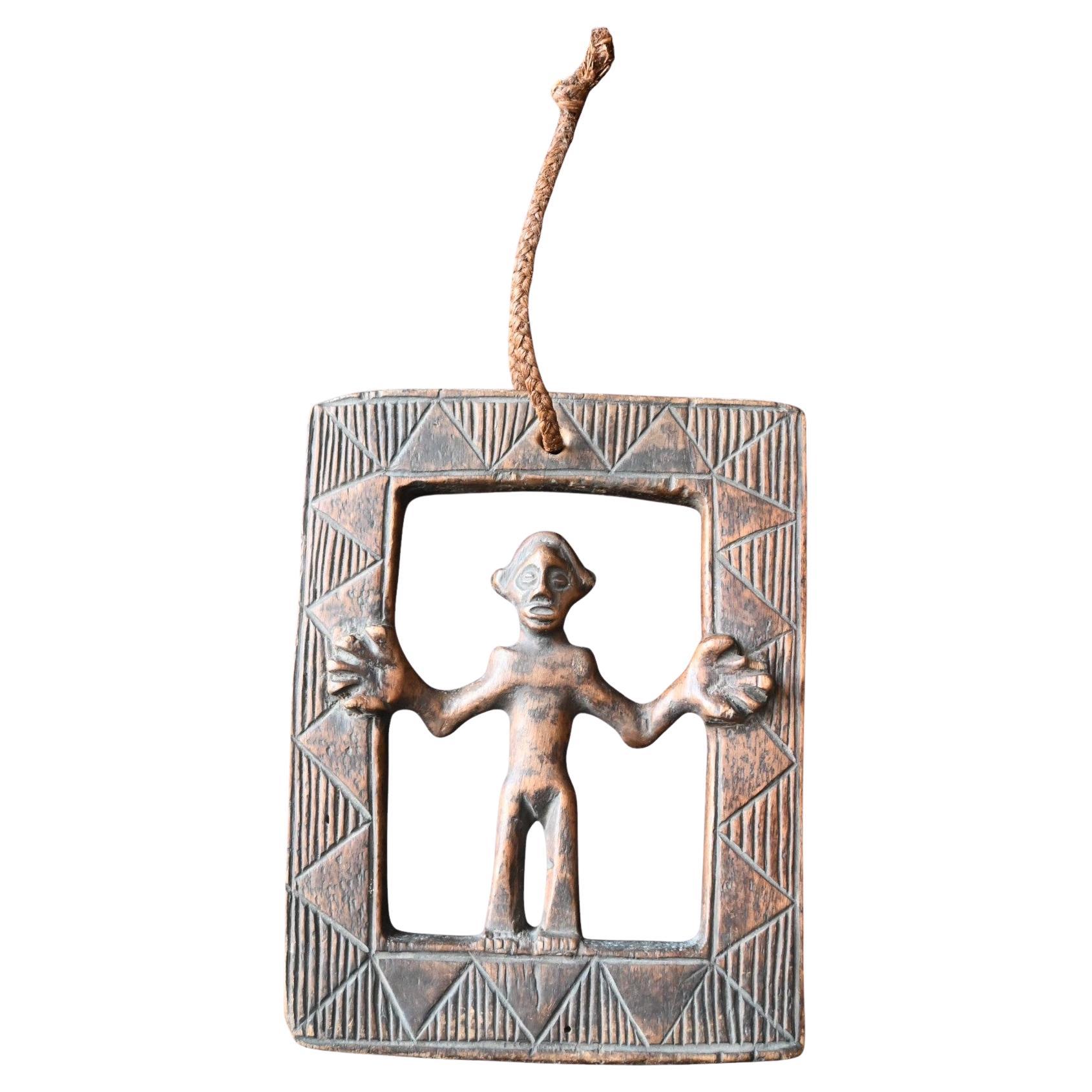 Un véritable cadre en bois sculpté avec un personnage à l'intérieur sculpté à partir d'une seule pièce, ce type d'objets est appelé 
