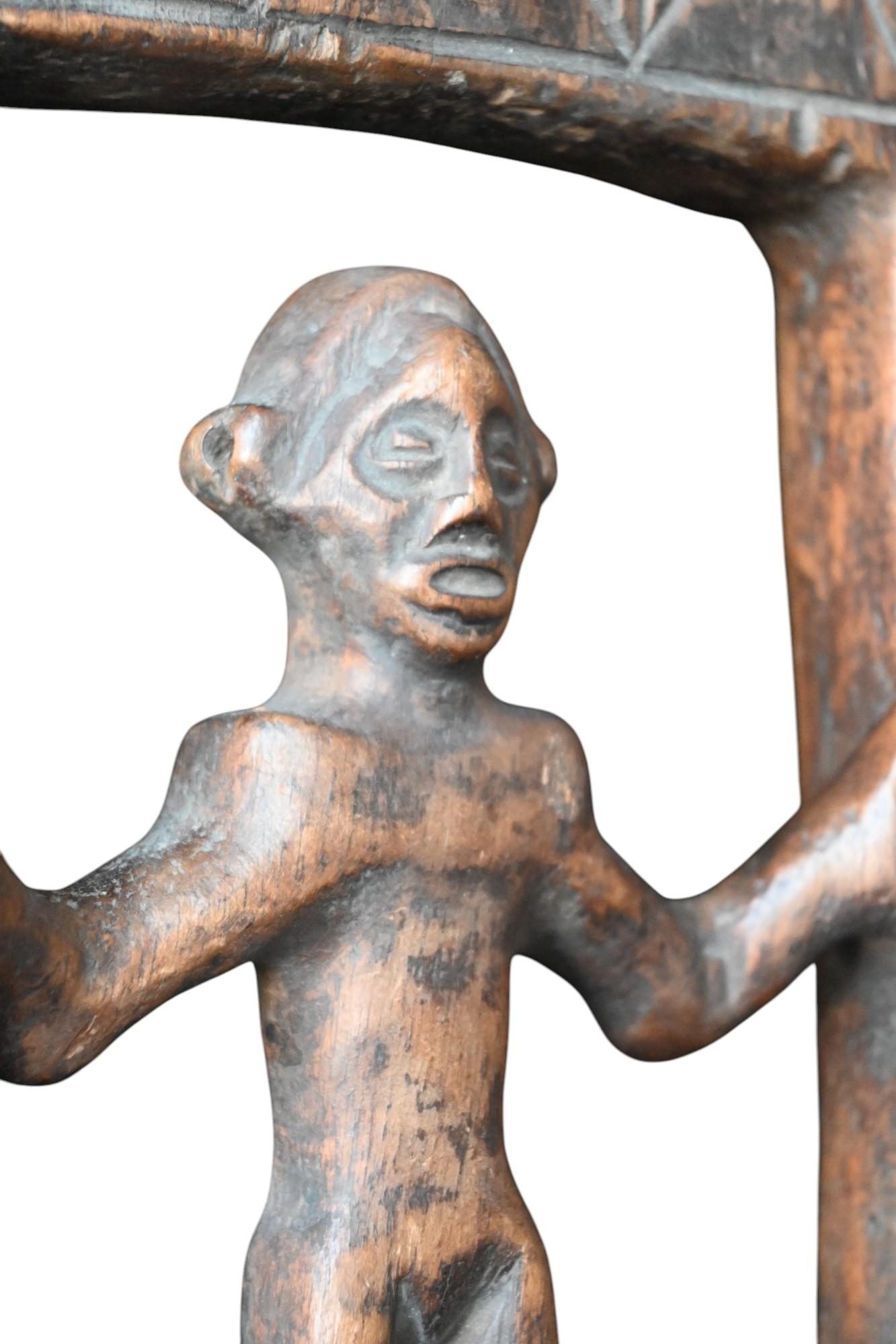 Tribal Bois véritable  Figure encadrée de la tribu Holo du Congo, premier haf 20e siècle en vente