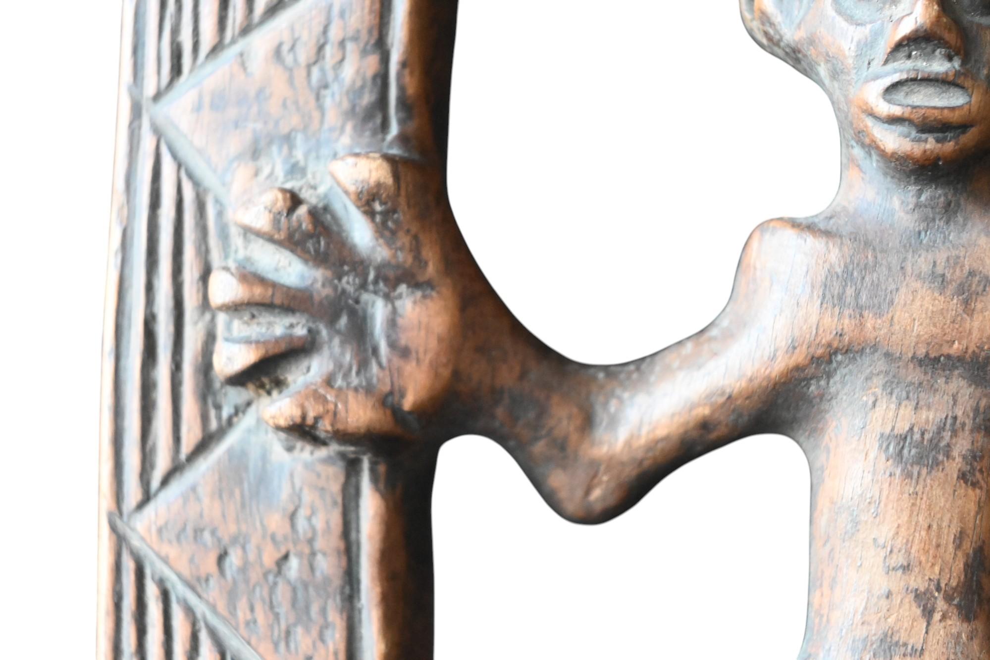 Congolais Bois véritable  Figure encadrée de la tribu Holo du Congo, premier haf 20e siècle en vente