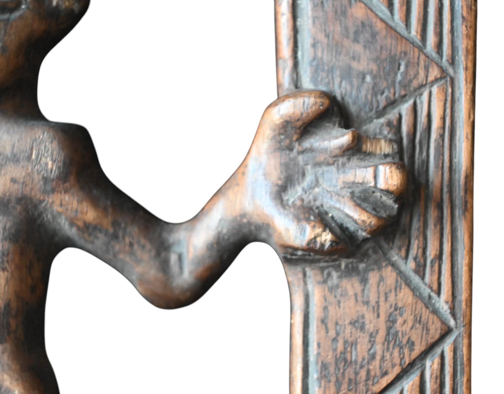 Sculpté à la main Bois véritable  Figure encadrée de la tribu Holo du Congo, premier haf 20e siècle en vente