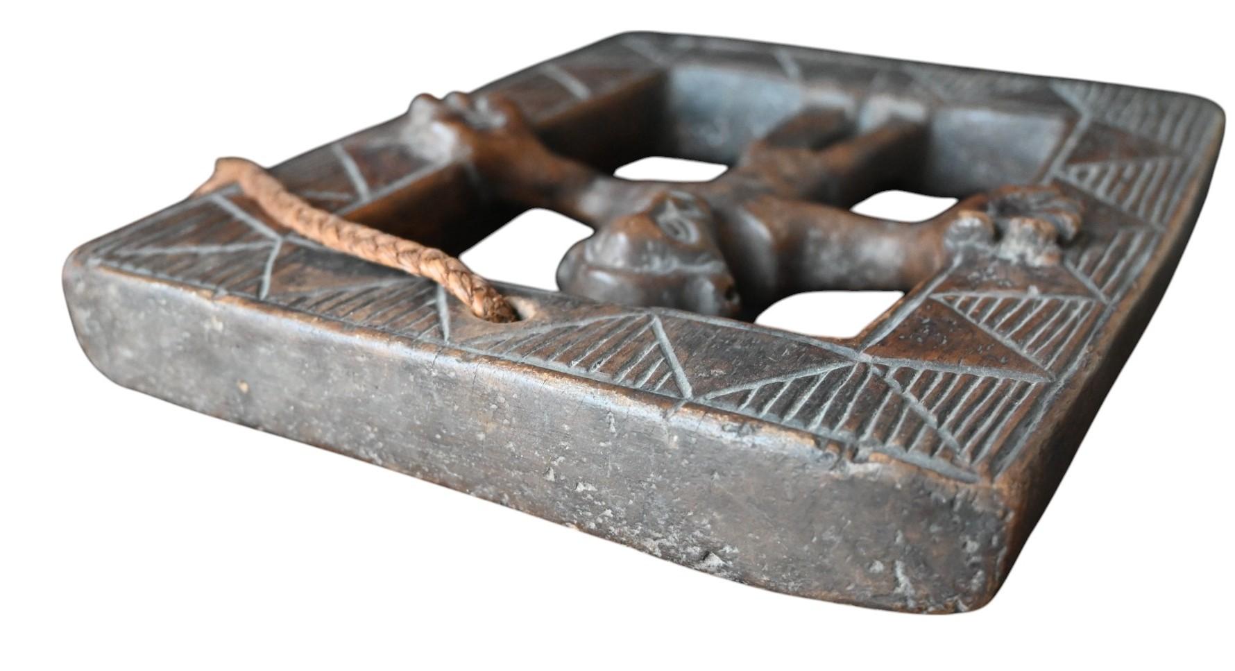 20ième siècle Bois véritable  Figure encadrée de la tribu Holo du Congo, premier haf 20e siècle en vente