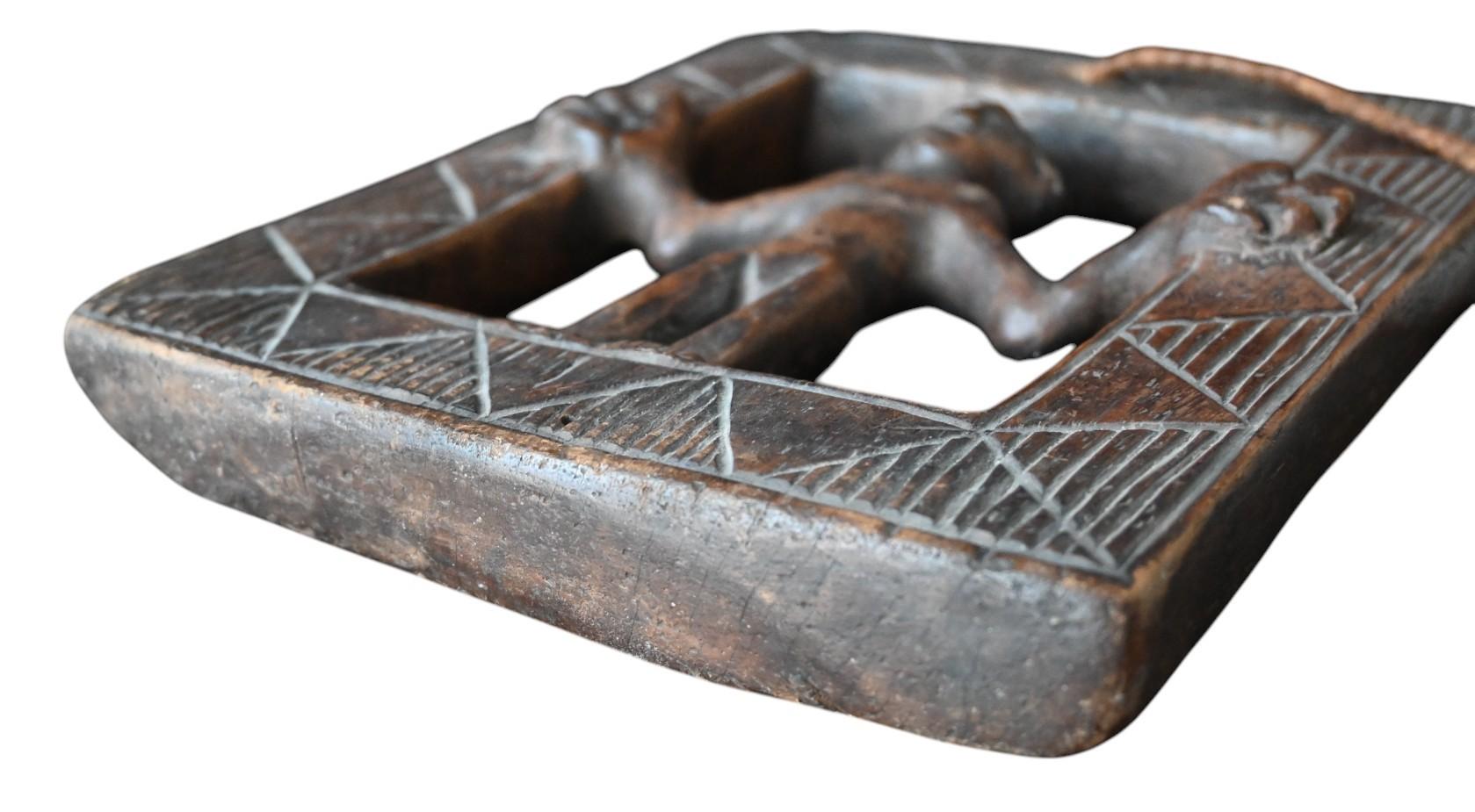 Bois véritable  Figure encadrée de la tribu Holo du Congo, premier haf 20e siècle en vente 1