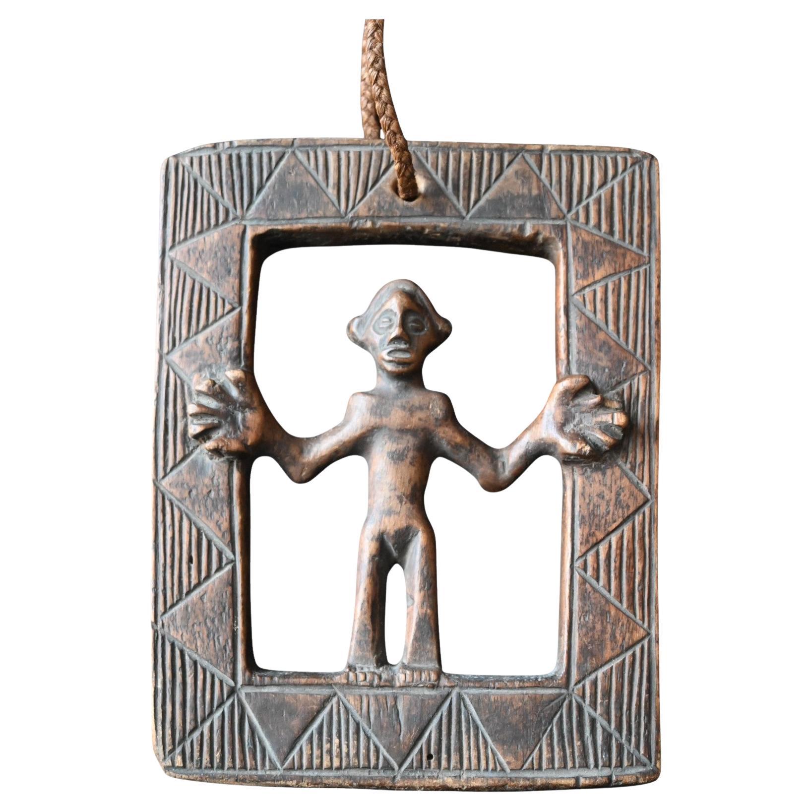 Vero legno  figura in cornice della tribù Holo della Repubblica Democratica del Congo, prima metà del 20° secolo.