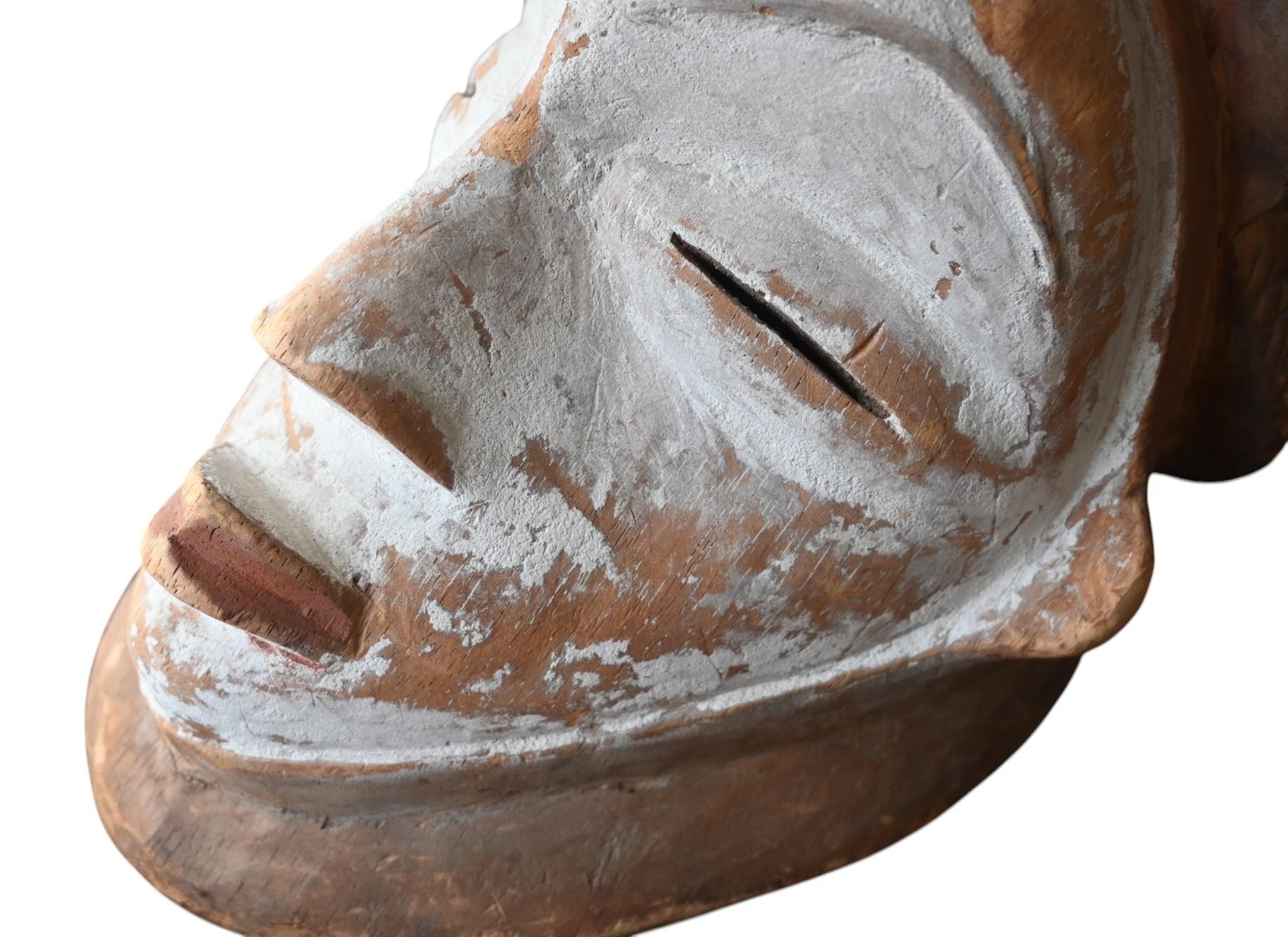 Genuine wooden mask from the Punu tribe, Gabon , first half 20th century In Good Condition For Sale In Bilzen, BE