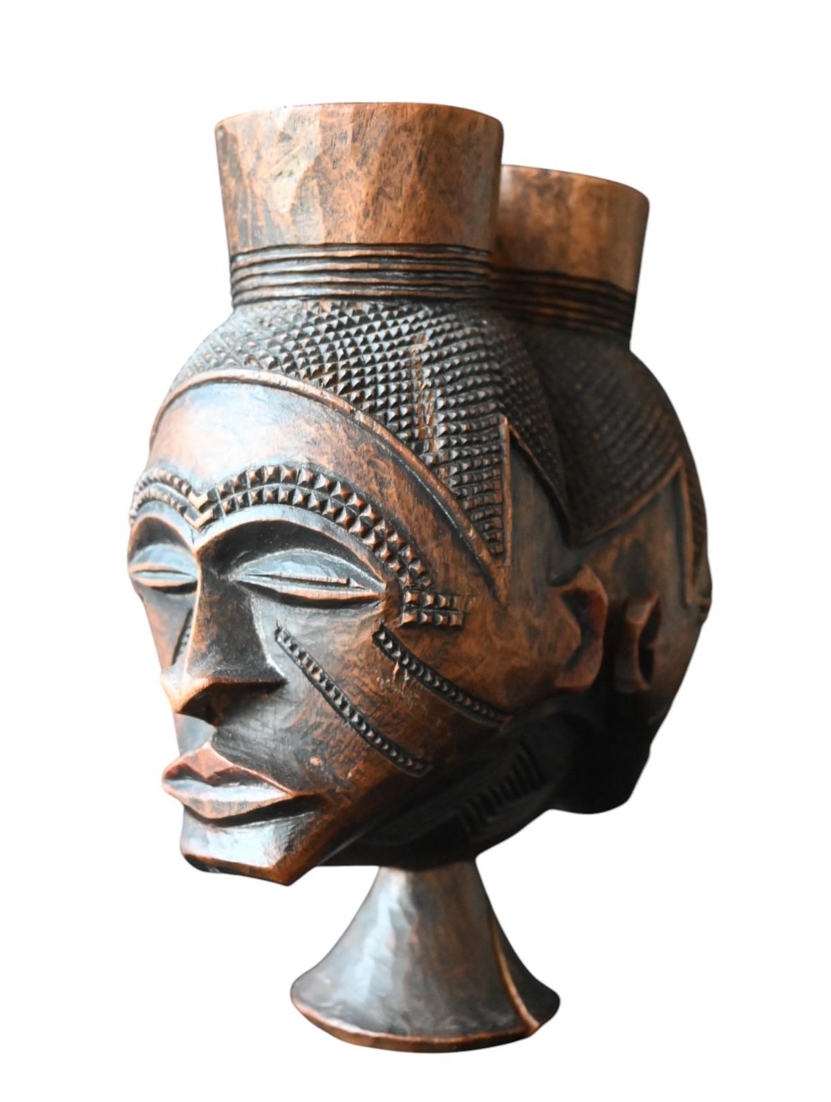 Ein echter geschnitzter Palmweinbecher aus Holz vom Stamm der Kuba / Lele in der DR Kongo.
Erste Hälfte des 20. Jahrhunderts
Tribal gealtert mit Patina
Höhe 21.5 cm