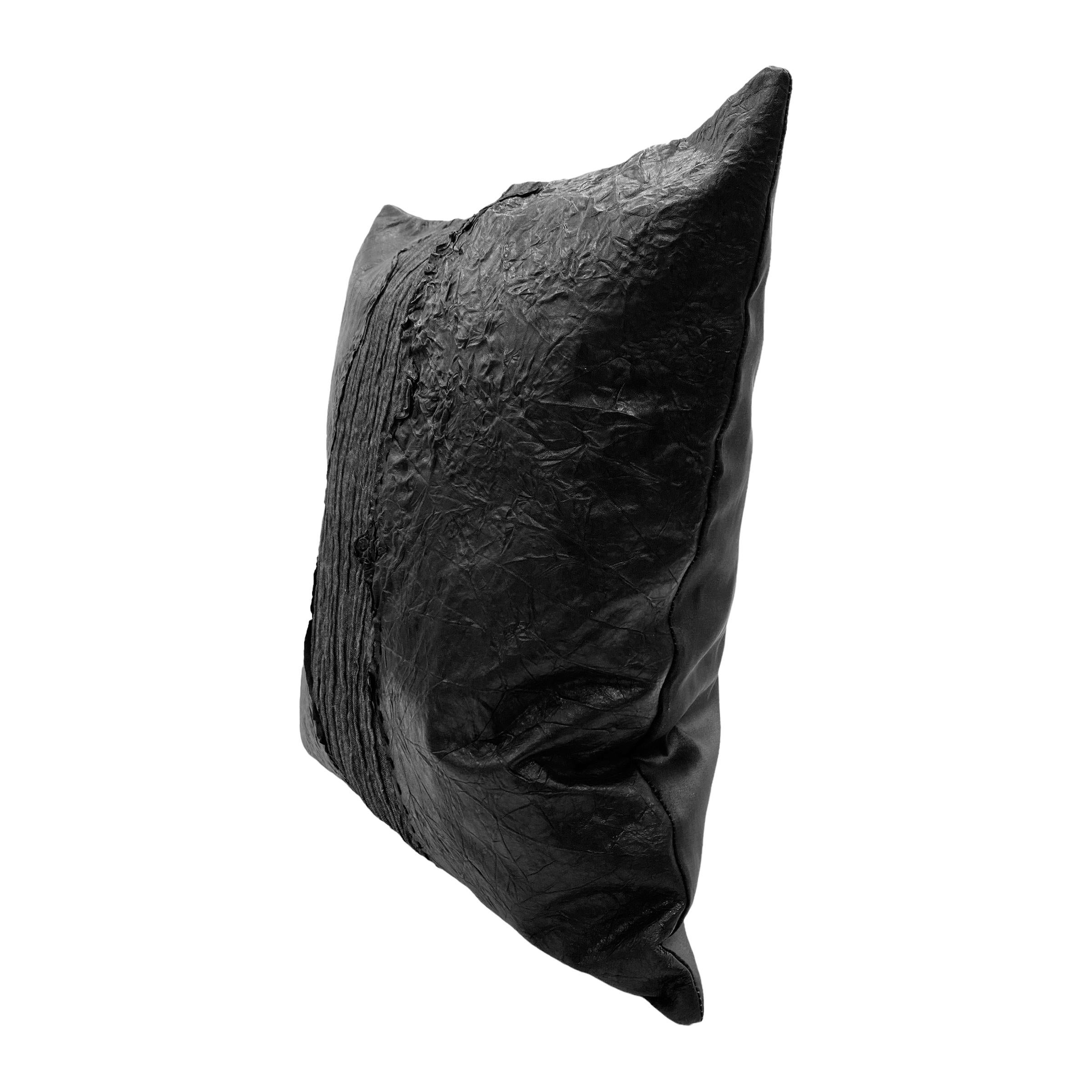 Kissen aus echtem faltigem schwarzem Leder (amerikanisch) im Angebot