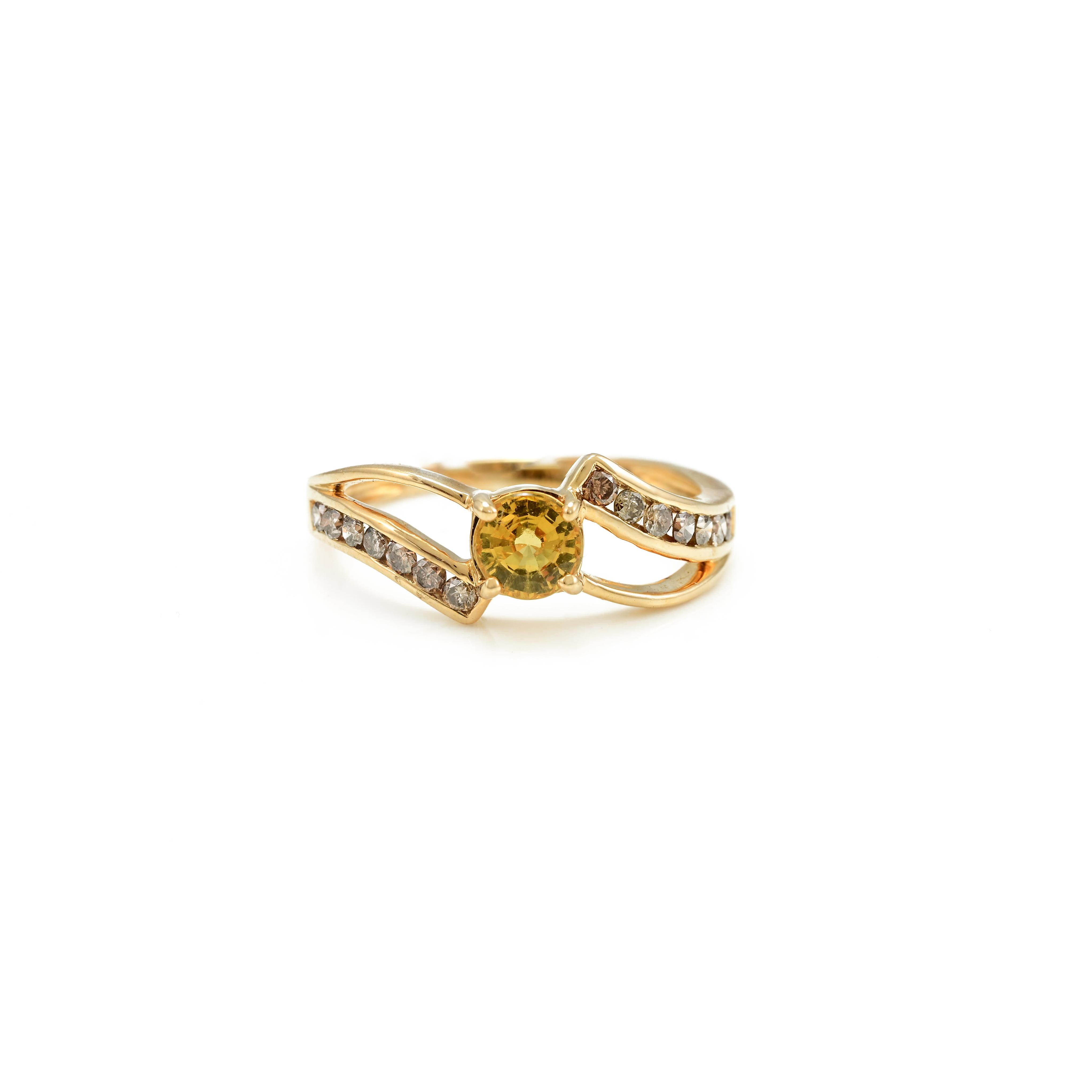 En vente :  Bague en or jaune massif 18 carats avec saphir jaune certifié et diamants 9