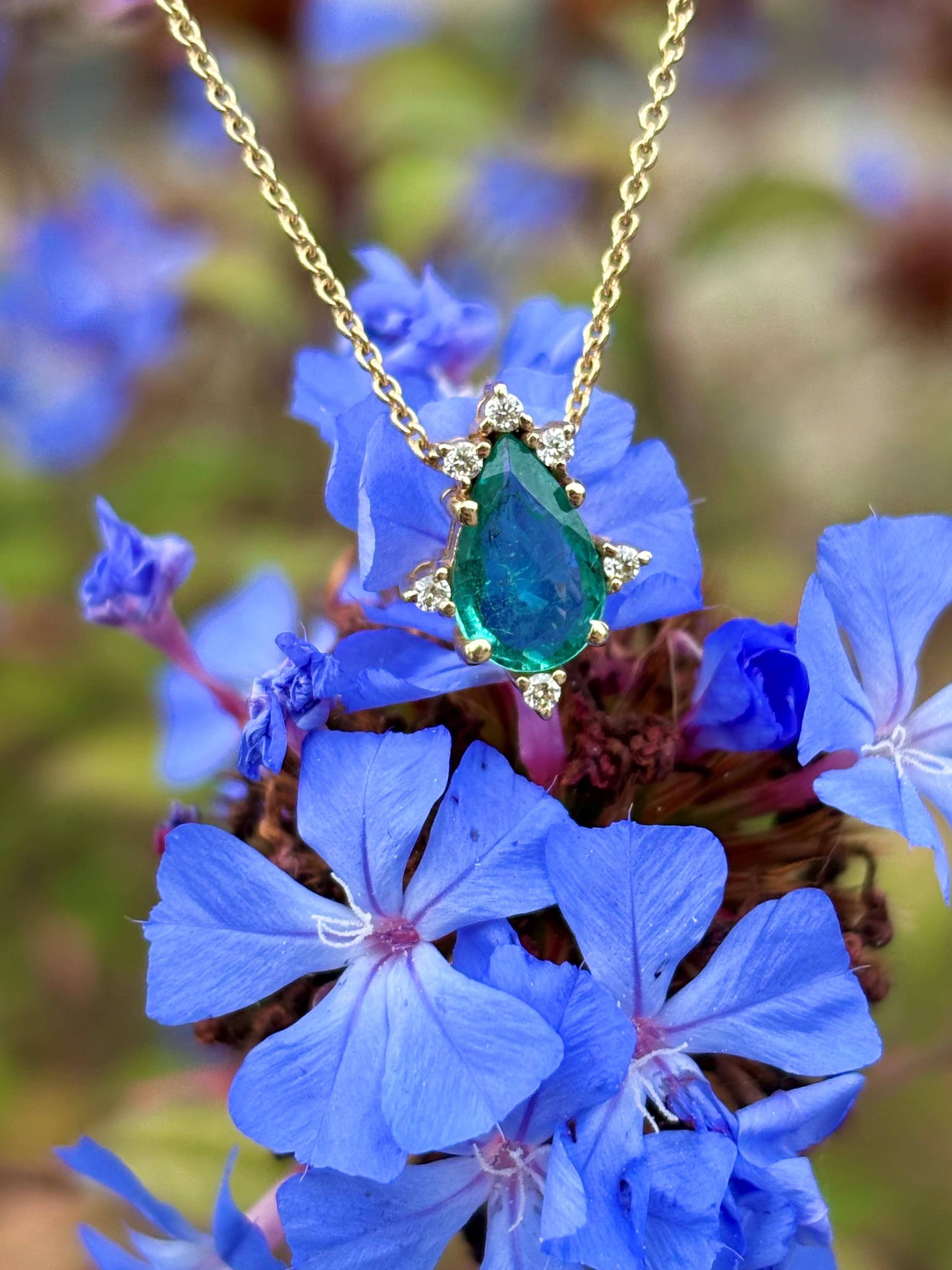 • Exquisite 14K Yellow Gold Pendant with pear shape emerald (appr 2.0 ct)
• rose cut natural diamonds
• 14K yellow gold chain included (42/45cm - 16.5 or 17.7 inch) please let us know before placing your order.

• pendant measures 12.6mm x 9.4mm