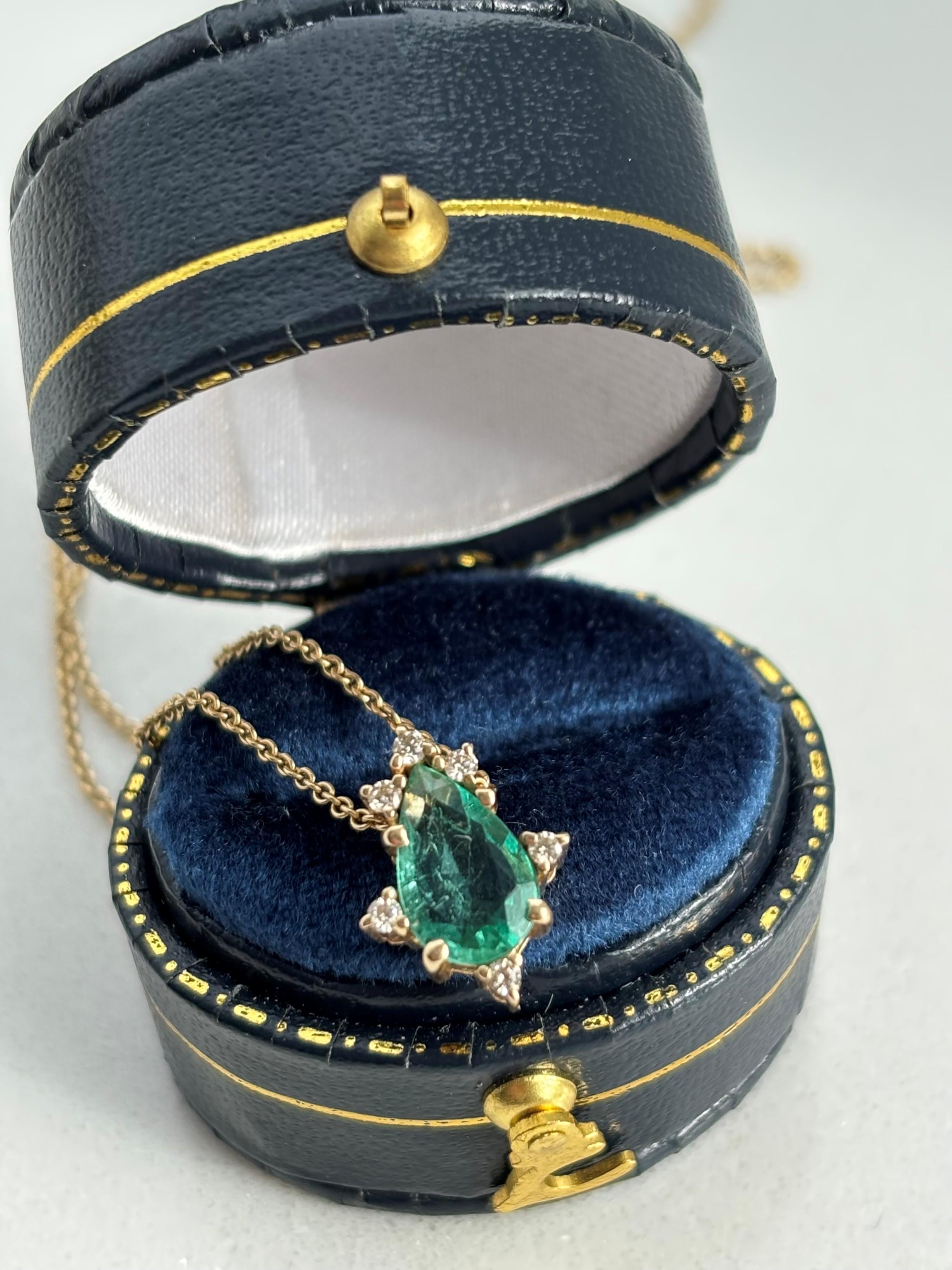 Taille poire Collier en or jaune avec diamants en émeraude véritable de Zambie en vente