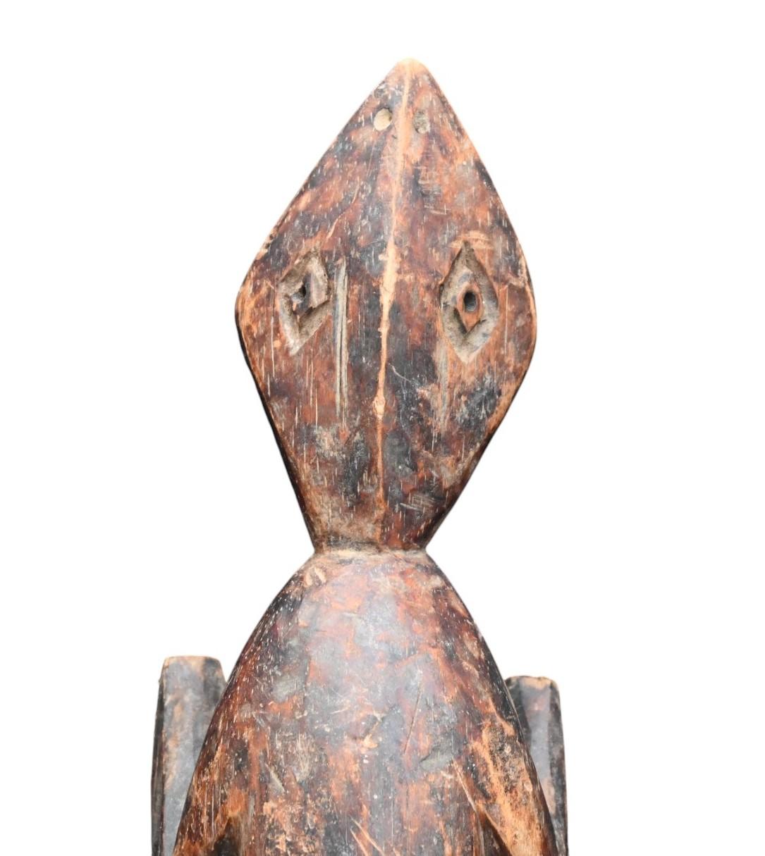Das Volk der Lega (oder Warega) ist eine ethnische Gruppe der Bantu in der Demokratischen Republik Kongo. 
Diese Statue stellt eine zoomorphe Figur mit einer Stammes-gealterten und geschwärzten Patina dar
Diese Statue hat eine Länge von 40 cm
Tribal