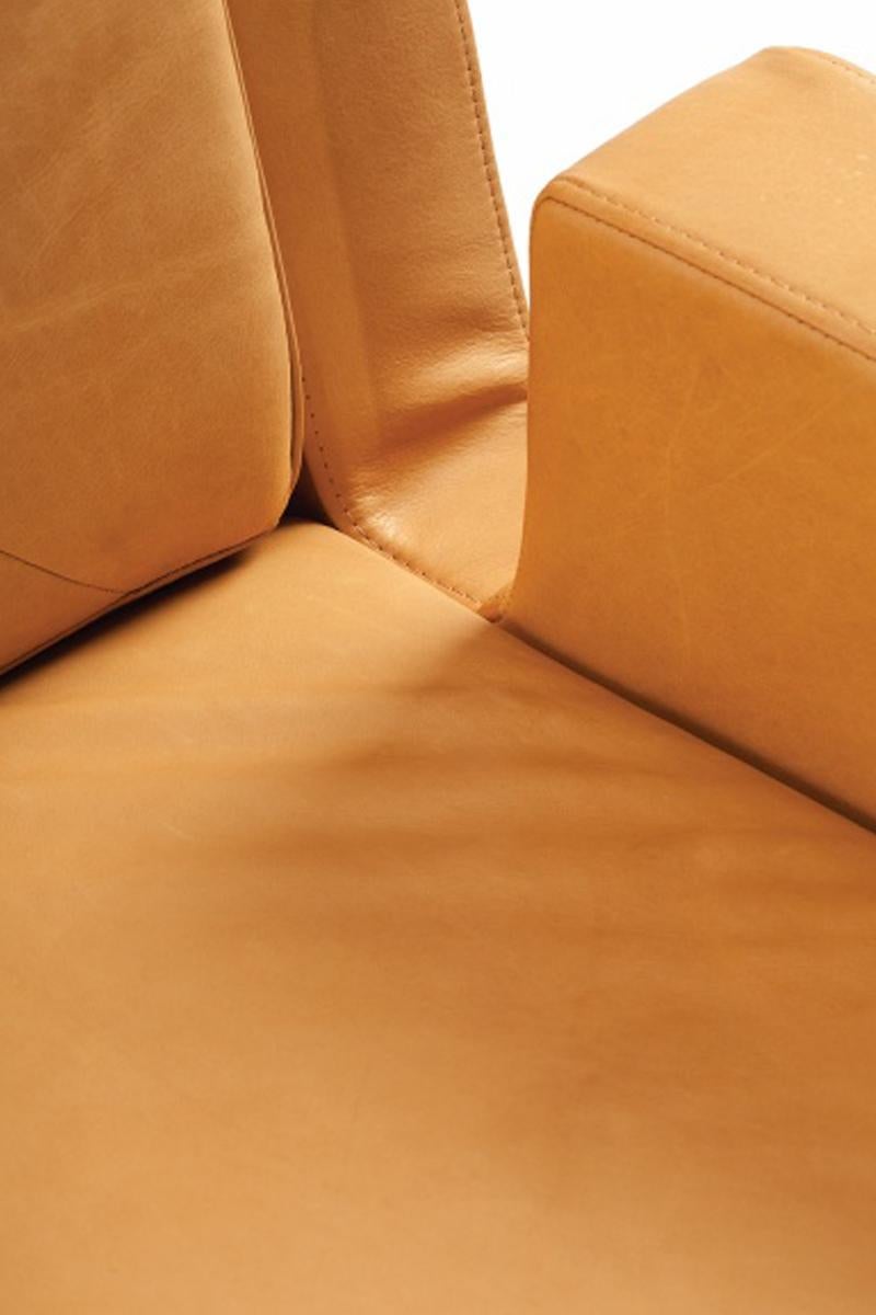 Einer unserer bequemsten Sessel, Geo, ist sehr gut strukturiert, mit harten Formen, die im Kontrast zur bequemen Polsterung und der Weichheit des natürlichen Leders stehen. Auf Bestellung gefertigt. 

Wenn Sie einen Polsterartikel mit COM-Polsterung