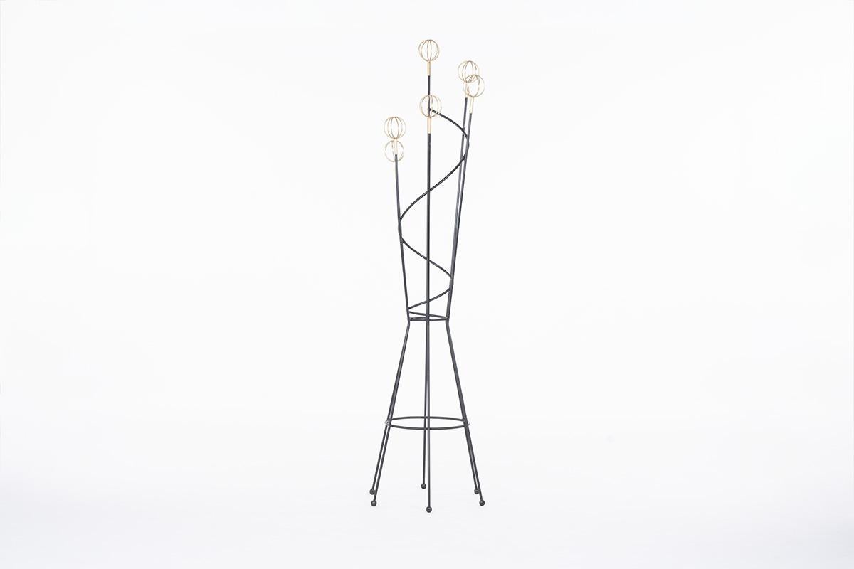 Coat rack model geo astrobale by Roger Feraud in the 1950s
Black lacquered tubular structure with 6 brass spheres.