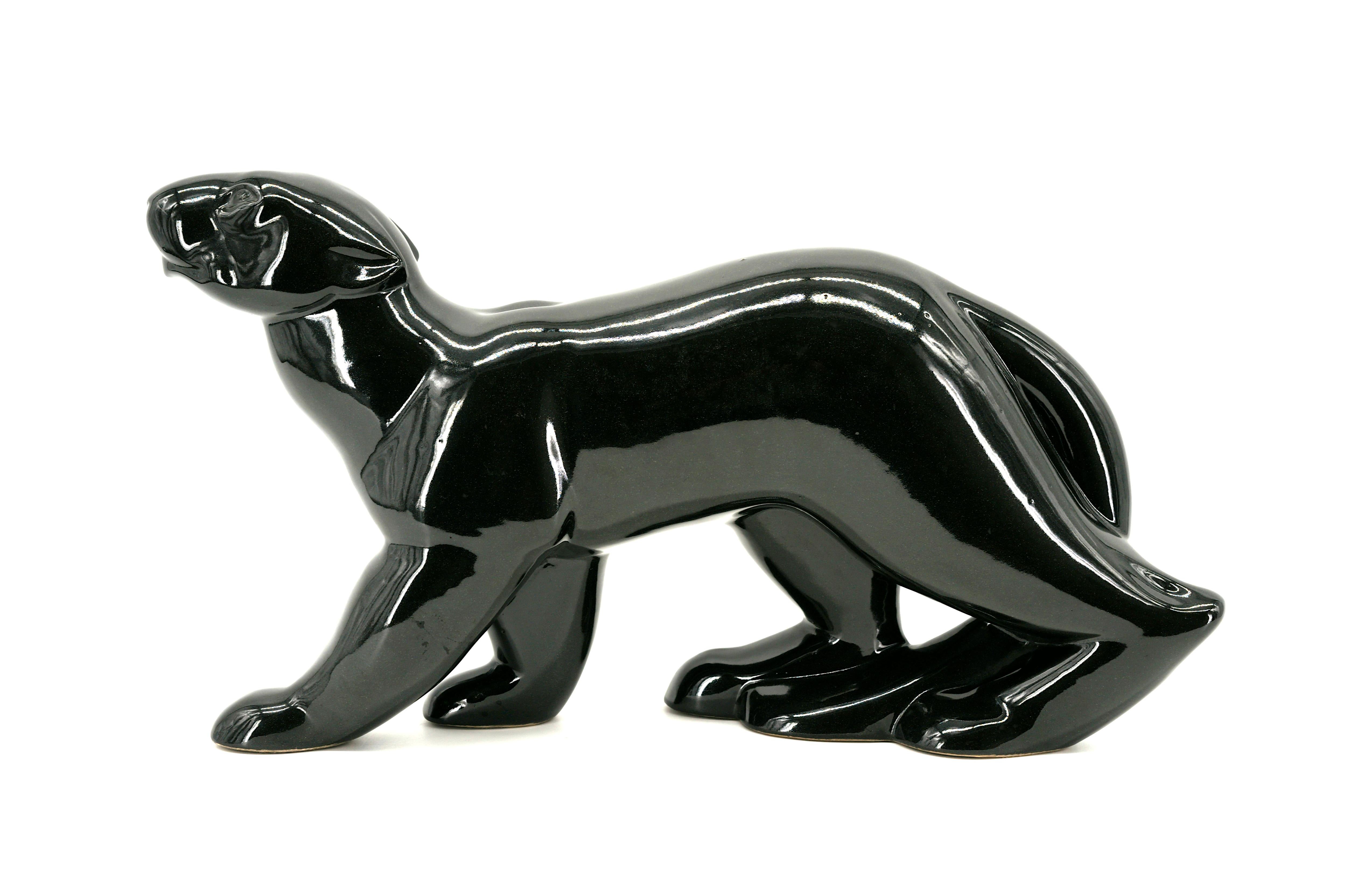 Panthère noire en céramique de l'Art déco français par Geo Conde pour Saint-Clément, années 1920.

Remarquable sculpture de panthère noire en céramique de style Art déco français, réalisée dans les années 1920 à Saint-Clément, en France, par le