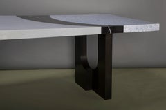 Mesa de comedor Geo de acero contemporáneo ennegrecido y mármol