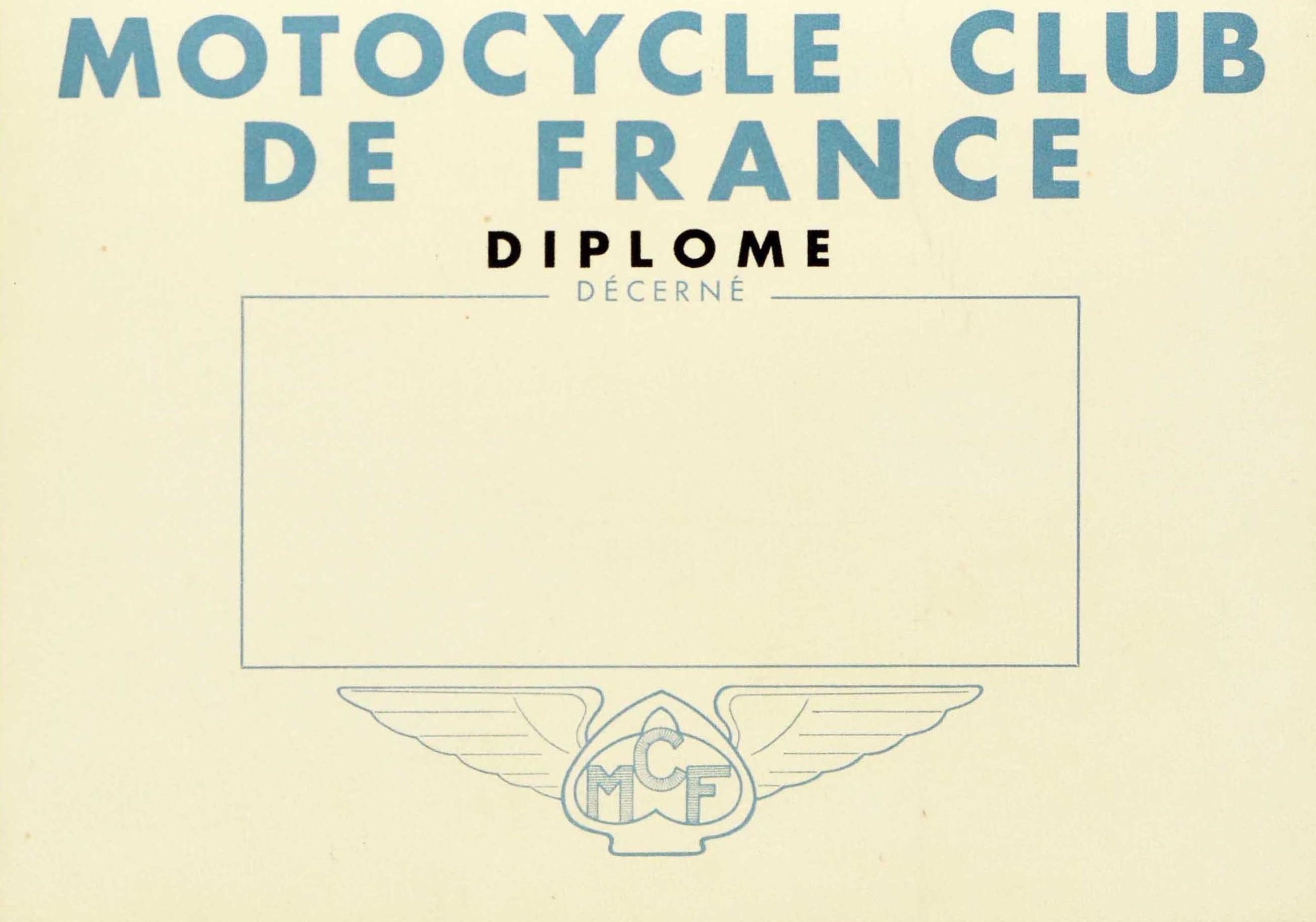 Affiche originale de remise de diplôme de sport automobile - Motocycle Club de France Diplôme Decerne MCF - comportant une illustration dynamique de Geo Ham (Georges Hamel ; 1900-1972) représentant un motocycliste avec un casque et des lunettes