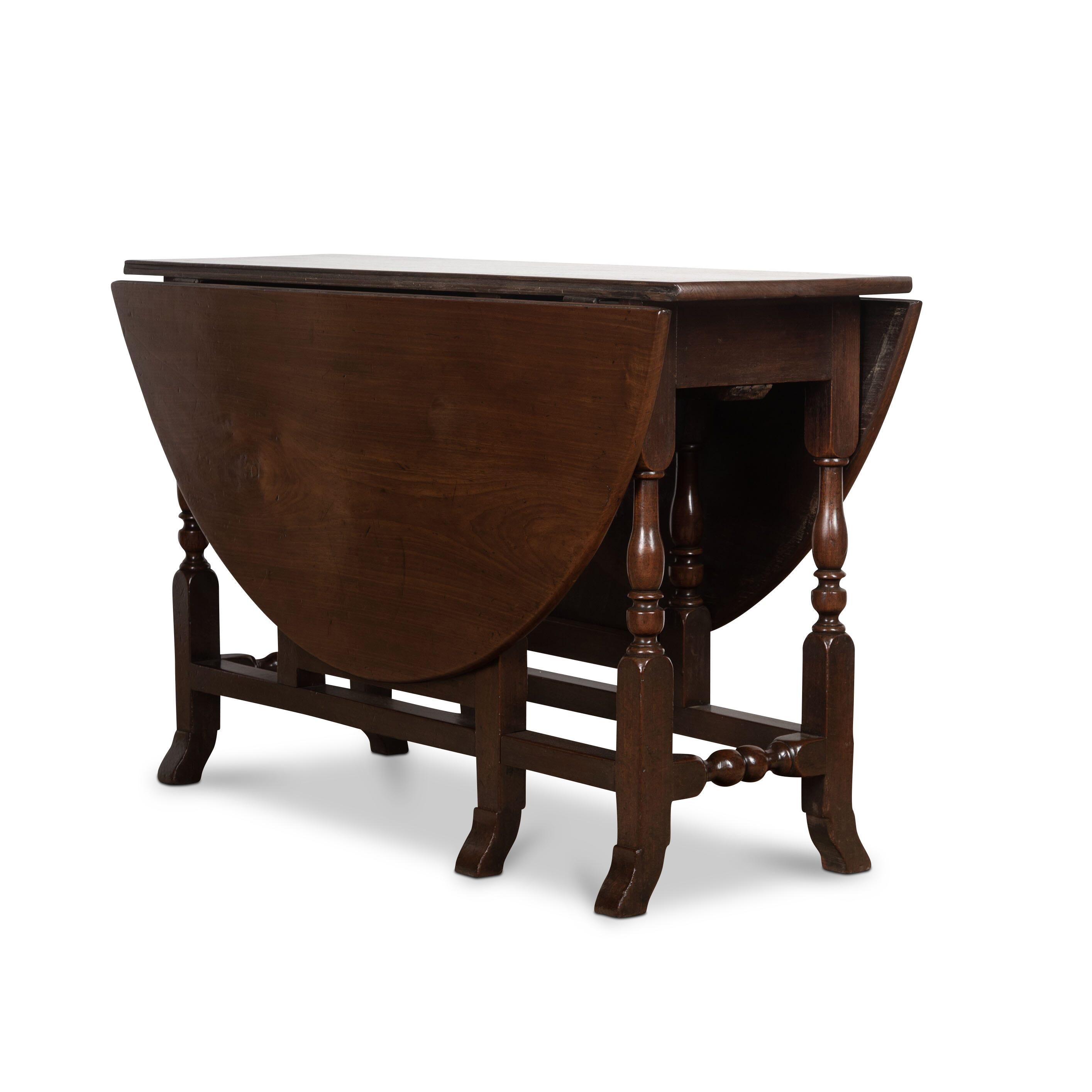 Mid-18th Century Geo II Walnut Drop Flap Dining Table For Sale