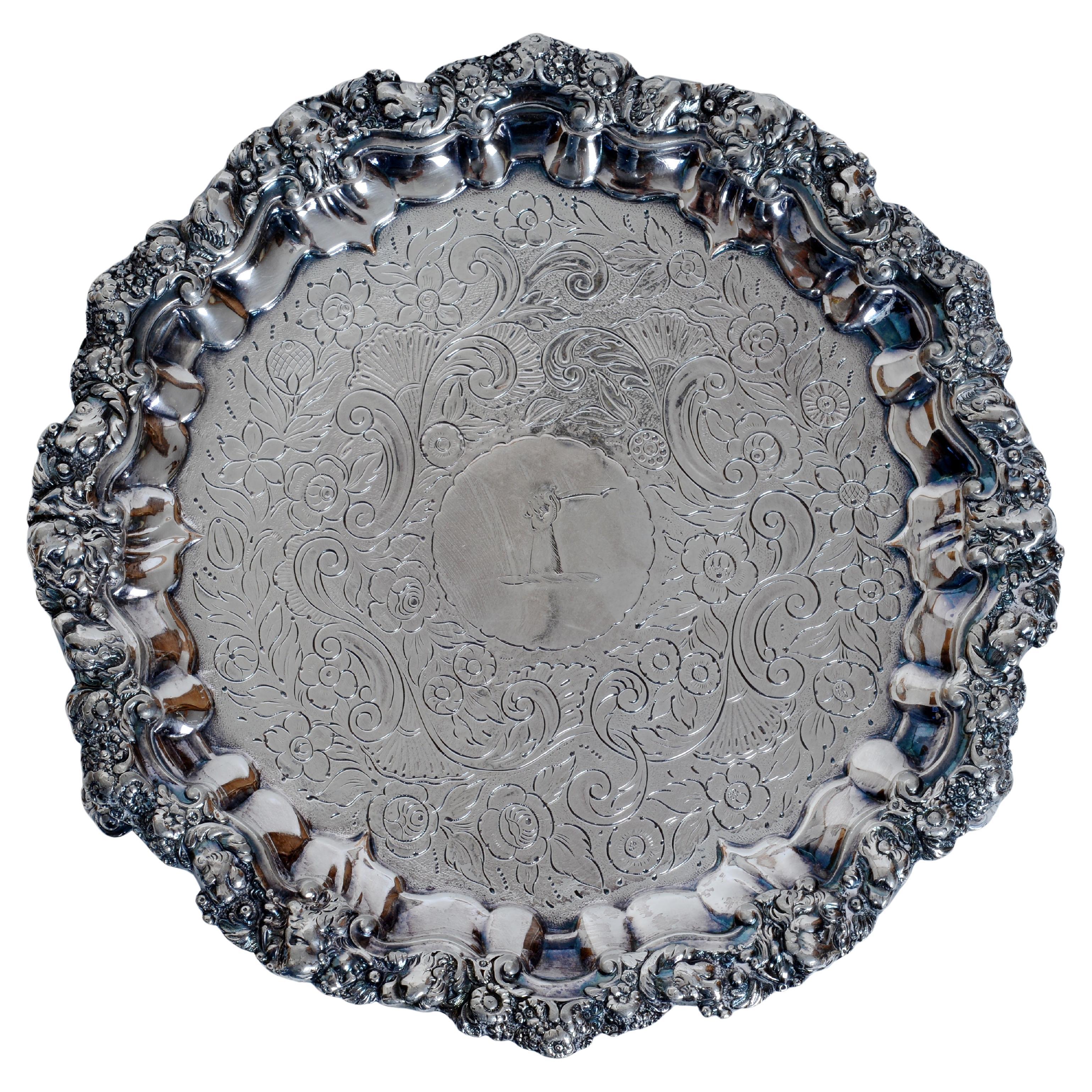 Salver o vassoio per carte di Geo III Antique Sheffield Armorial. Piccolo vassoio rotondo inciso della vecchia Sheffield con bordo floreale e fogliame in rilievo e sollevato su piedini ornati da foglie. Al centro è inciso un medaglione con una spada