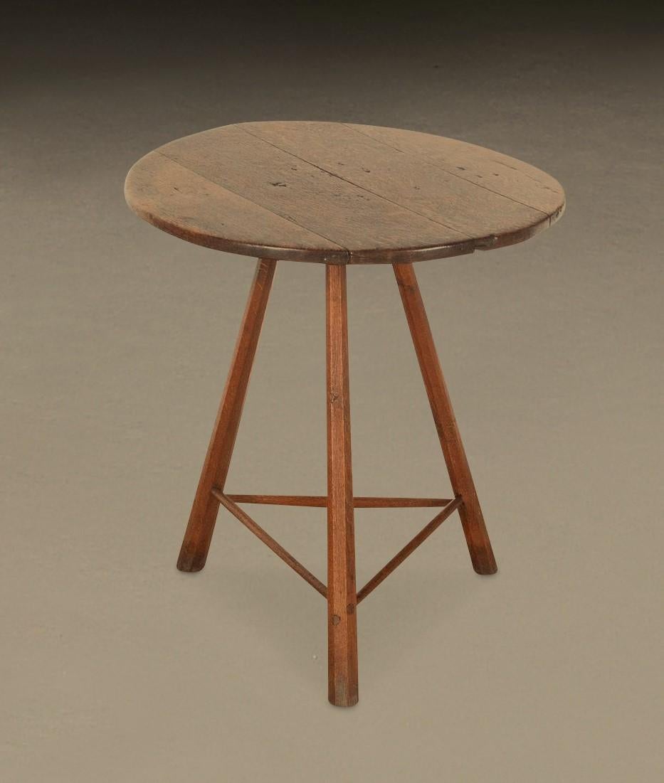 Geo III Cricket-Tisch aus Eichenholz im Landhausstil. Die runde Platte mit guter Originalfarbe und -oberfläche steht auf dem Originalsockel, der aus drei facettierten Stabbeinen besteht, die durch gedrechselte Bänder verbunden sind. Um 1800. Guter