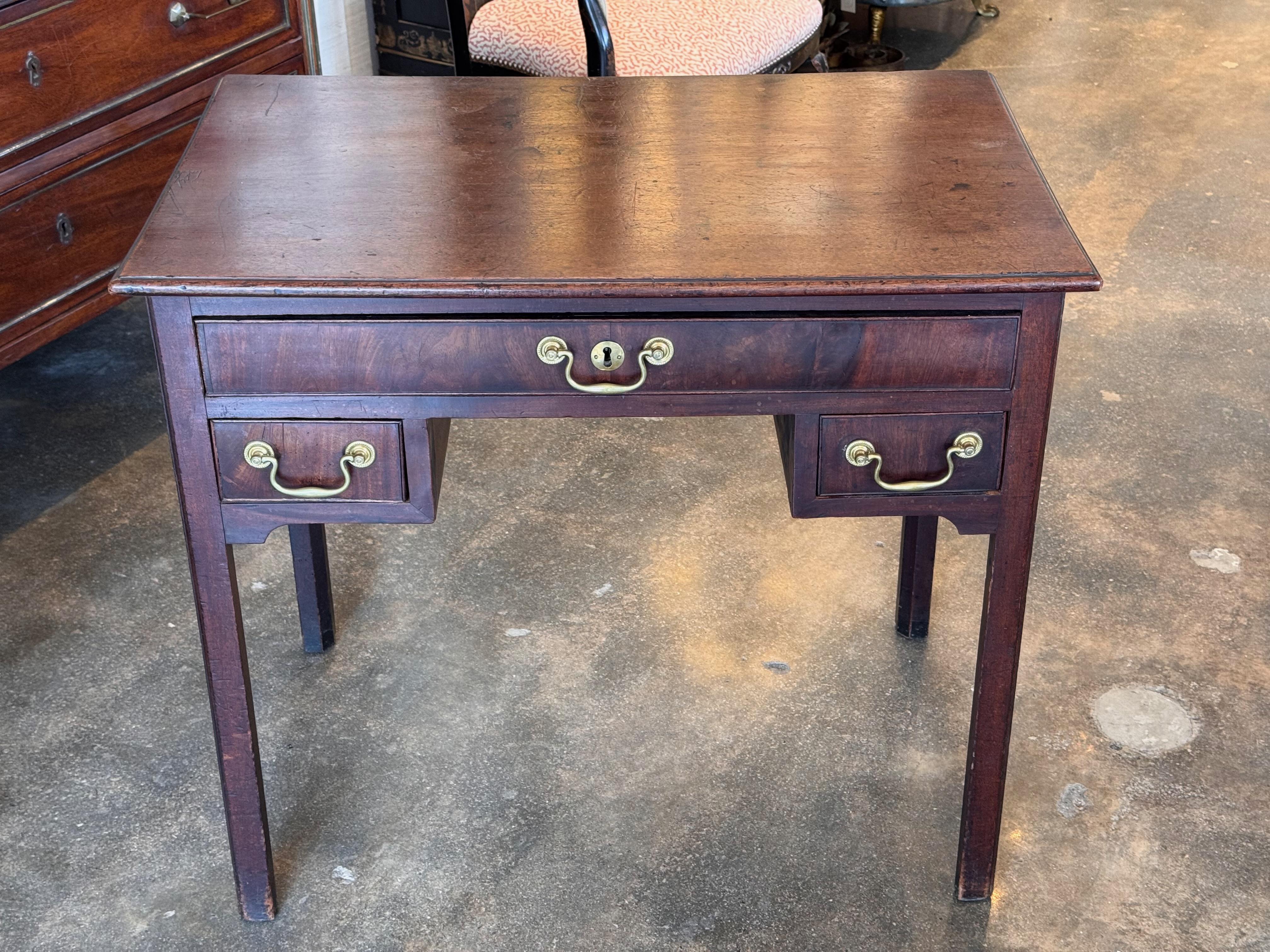 XIX secolo Geo III Lowboy in vendita