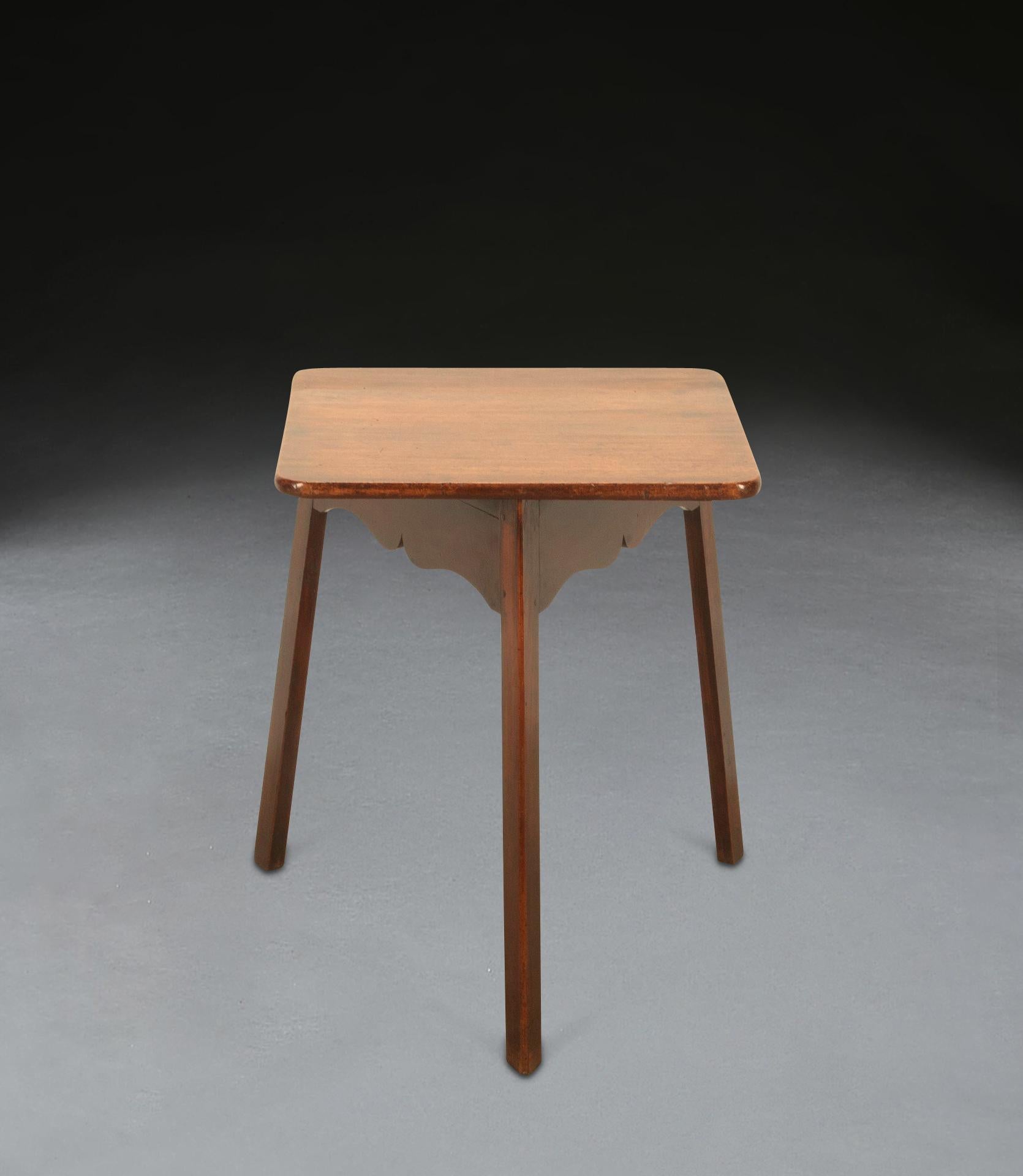 Table de cricket anglaise du XVIIIe siècle de George III avec son plateau carré d'origine en acajou.
Elle repose sur une base en bois fruitier avec des frises façonnées et des pieds à ébrasement chanfreiné. 
Un modèle très inhabituel et dans un état