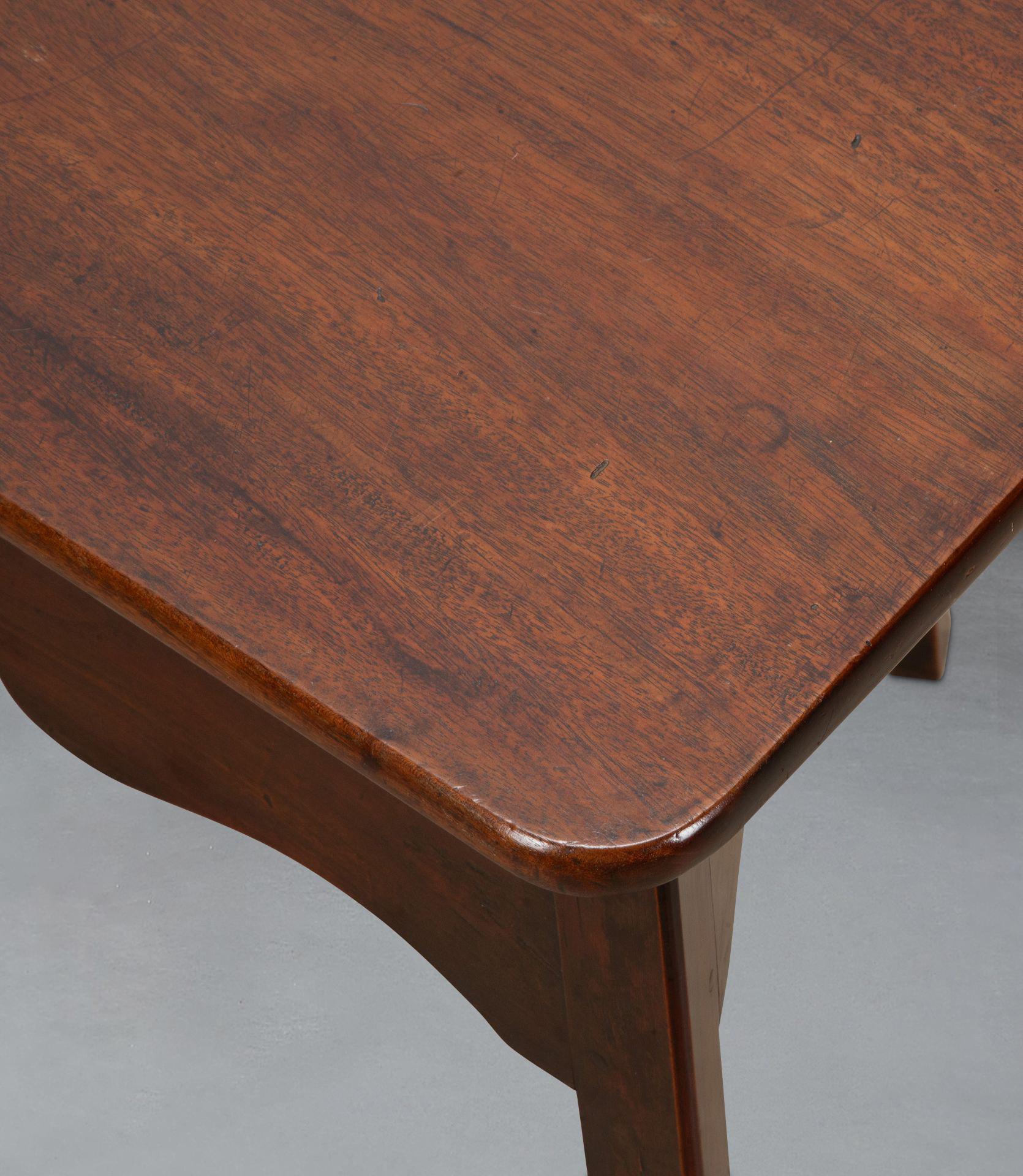 Sculpté Table de grillon en acajou et bois de fruitier Geo III en vente