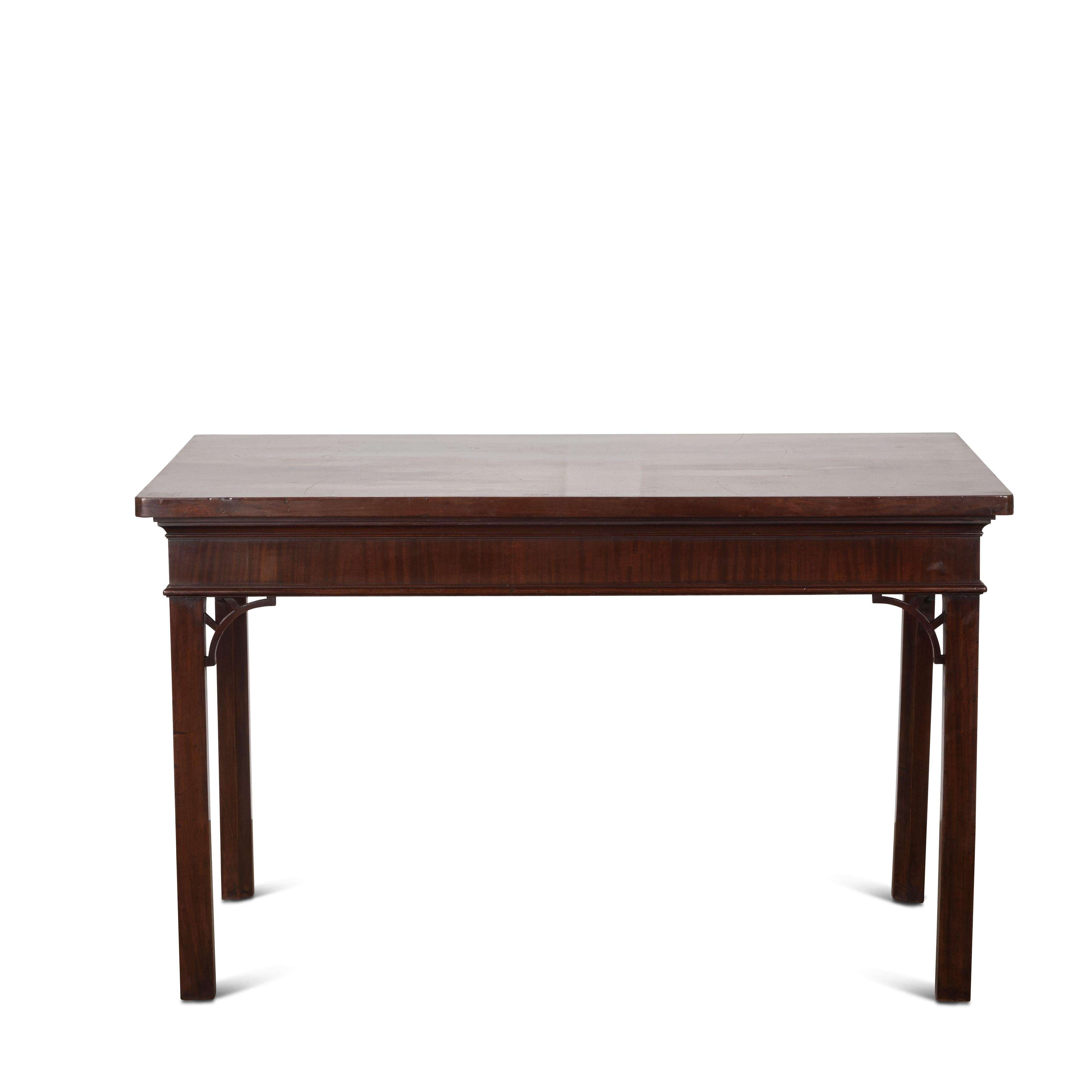 Eine gute Mitte C18th Mahagoni servieren / Halle Tisch der zurückhaltenden Form. Die dicke, einteilige Platte liegt über einem vertikal furnierten Fries mit Zierleisten und steht auf hohen, abgeschrägten Beinen mit den originalen, geschnitzten